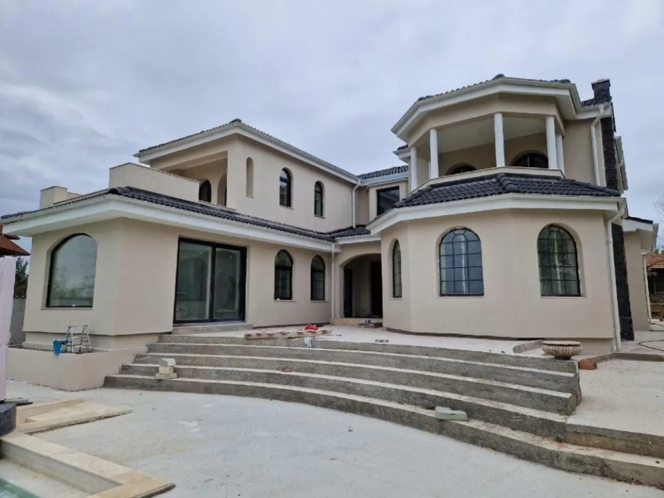 Vis mediteranean pe lacul Snagov - Izvorani - Casa S+P+1E situata in Izvorani pe malul lacului Snagov, suprafaţa construită 375 mp, amplasată pe un teren în suprafaţă de 2142 mp. cu deschidere la lac de 20 m. Proprietatea dispune aditional si o casa pe lac/ponton de 28mp (complet mobilata) cu baie proprie, incalzire electrica, aer conditionat. Pontonul are o suprafata de 149mp. Piscina are un design unic dispunand de o zona de sezlonguri in apa, zona fireplace in interiorul piscinei, zona jacuzzi (6 locuri), zona piscina copii/cascada, încălzire şi sistem filtrare pe bază de sare. Suprafata totala piscina: 84mp(12m*7m). Viitorul proprietar va trebui sa amenajeze grădina şi să paveze curtea.. La interior se lucrează la finisaje, casa urmând a se vinde nemobilată.