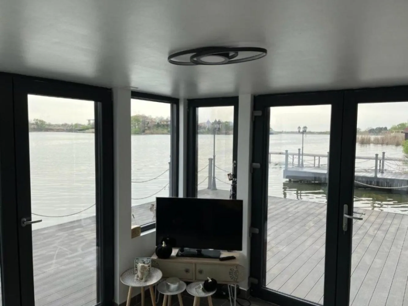 Vis mediteranean pe lacul Snagov - Izvorani - Casa S+P+1E situata in Izvorani pe malul lacului Snagov, suprafaţa construită 375 mp, amplasată pe un teren în suprafaţă de 2142 mp. cu deschidere la lac de 20 m. Proprietatea dispune aditional si o casa pe lac/ponton de 28mp (complet mobilata) cu baie proprie, incalzire electrica, aer conditionat. Pontonul are o suprafata de 149mp. Piscina are un design unic dispunand de o zona de sezlonguri in apa, zona fireplace in interiorul piscinei, zona jacuzzi (6 locuri), zona piscina copii/cascada, încălzire şi sistem filtrare pe bază de sare. Suprafata totala piscina: 84mp(12m*7m). Viitorul proprietar va trebui sa amenajeze grădina şi să paveze curtea.. La interior se lucrează la finisaje, casa urmând a se vinde nemobilată.