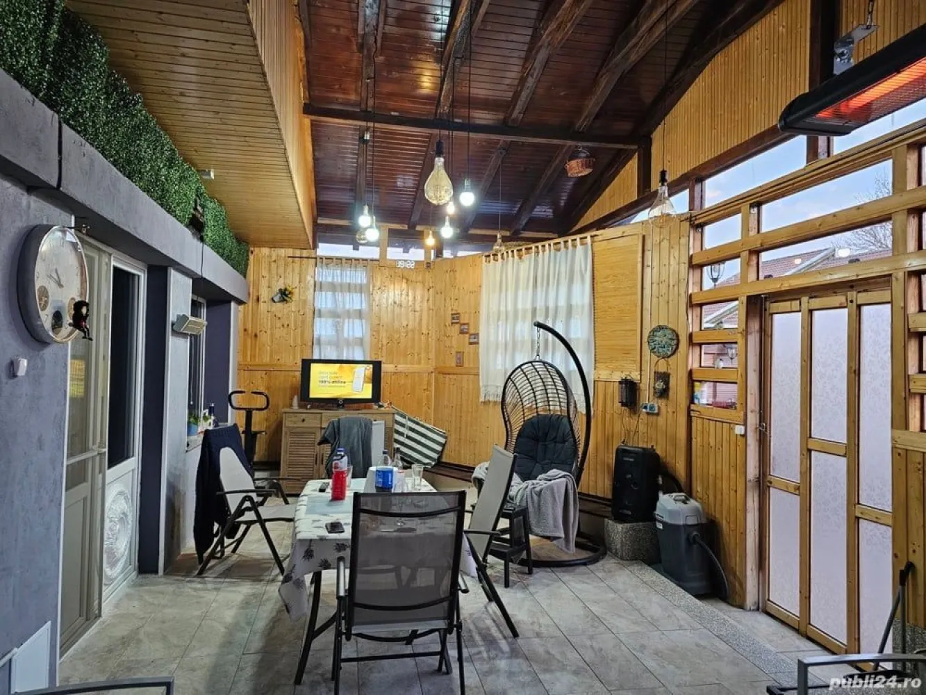 Vila de vanzare- Izvorani COR - Va propun spre vanzare o vila construita in stil american, situata in Izvorani, aproape de COR si de studiourile Castel Film. Vila este constuita in anul 2008, este bine compartimentata si dispune de spatii generoase de locuit, Este compusa din 4 dormitoare, dintre care unul matrimonial cu baie proprie, avand suprafete generoase. Zona de living si bucatarie sunt construite pe o diferenta de nivel, fapt ce delimiteaza zona de dining de cea de living, Atat din living cat si din bucatarie accesam o terasa inchisa generoasa, apoi o bucatarie de vara amenajata in exterior. Vila dispune si de o piscina, zona de foisor, iaz, spatii verzi precum si de 4 garaje. Podul casei este izolat si poate fi locuibil. UTILITĂ I Utilitati generale: Curent, Apa, Fosa septica, Gaz, CATV Sistem incalzire: Centrala proprie Climatizare: Aer conditionat FINISAJE Podele: Parchet, Gresie Usi interior: Lemn, PVC Pereti: Faianta, Vopsea lavabila, Tapet Stare interior: Renovat Ferestre cu geam termopan: PVC, Lemn Rulouri/Obloane: Lemn, PVC Usa intrare: Lemn, Metal, PVC, Parchet DOTĂRI Alte spatii utile: Spatiu depozitare, WC Serviciu, Anexe, Dependinte Bucatarie: Mobilata, Utilata Contorizare: Contor gaz Diverse: Semineu, Telecomanda poarta acces auto, Telecomanda poarta garaj Dotari imobil: Curte, Gradina, Gradina amenajata, Piscina exterioara, Spatii agrement, Video interfon Electrocasnice: Aragaz, Cuptor microunde, Frigider, Hota, Masina de spalat vase, TV Mobilat: Complet, Lux SERVICII Servicii imobil: Paza, Supraveghere video ALTE DETALII ZONĂ Iluminat stradal VECINĂTĂ I Comitetul Olimpic Roman, Studiorile Castel Film Snagov