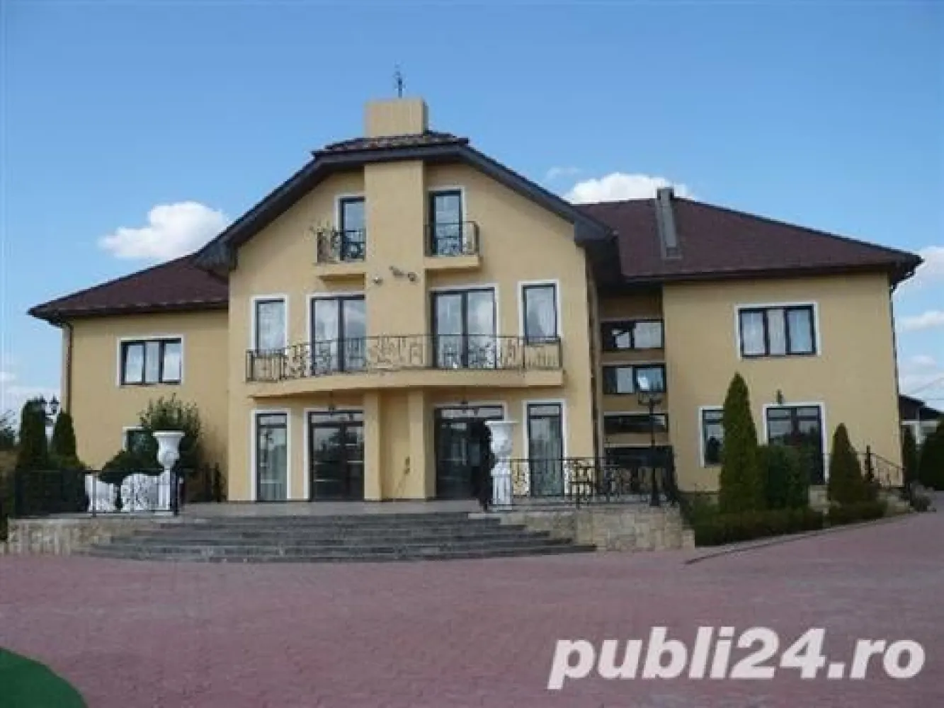Ag BRASADAS vinde Vila cu 20 camere 836mp UTILI in Izvorani. - Agenția BRASADAS vinde vila cu PISCINA tip PARTER, ETAJ și MANSARDĂ cu un număr total de 20 camere si o suprafata utila de 836mp in Izvorani, Ciolpani. Imobilul se afla intr-o zona linistita, aproape de padure si lacul Snagov si este foarte spatioasa, pretabil pentru hotel, clinica sau diverse alte activități. Puncte apropiate: CASTEL FILM, CENTRUL OLIMPIC SYDNEI, PALATUL SNAGOV, etc. Suprafata imobil: a) Terenul este in suprafata de 4650,24 mp; b) Constructiile: -vila-836,05 mp; -garaj si centrala-97,5 mp; -locuinta de serviciu-99,95 mp; -wc-piscina-29,16 mp; -piscina-74,77 mp; -foisor. _______________________________ Total constructii - 1137.88 mp. Va asteptam la vizionare!, numar etaj: 1, numar camere: 20, numar loc de parcare: 5, numar bai: 5, suprafata utila: 836mp , suprafata totala teren: 4650mp, anul constructiei: 1997 Pentru mai multe oferte accesați www.brasadas.com.