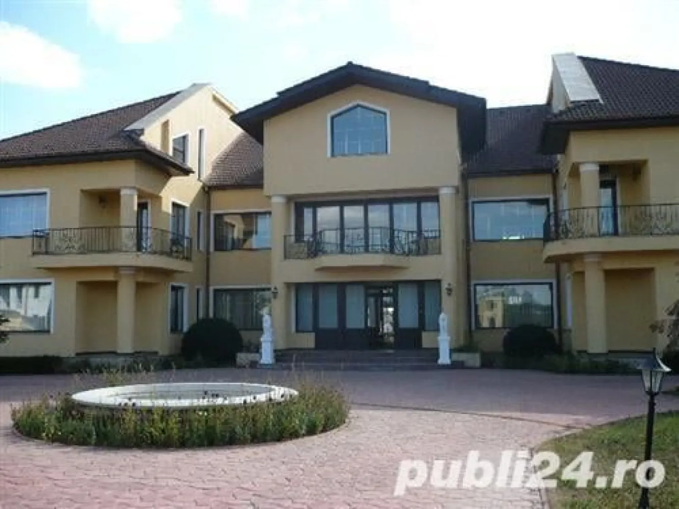 Ag BRASADAS vinde Vila cu 20 camere 836mp UTILI in Izvorani. - Agenția BRASADAS vinde vila cu PISCINA tip PARTER, ETAJ și MANSARDĂ cu un număr total de 20 camere si o suprafata utila de 836mp in Izvorani, Ciolpani. Imobilul se afla intr-o zona linistita, aproape de padure si lacul Snagov si este foarte spatioasa, pretabil pentru hotel, clinica sau diverse alte activități. Puncte apropiate: CASTEL FILM, CENTRUL OLIMPIC SYDNEI, PALATUL SNAGOV, etc. Suprafata imobil: a) Terenul este in suprafata de 4650,24 mp; b) Constructiile: -vila-836,05 mp; -garaj si centrala-97,5 mp; -locuinta de serviciu-99,95 mp; -wc-piscina-29,16 mp; -piscina-74,77 mp; -foisor. _______________________________ Total constructii - 1137.88 mp. Va asteptam la vizionare!, numar etaj: 1, numar camere: 20, numar loc de parcare: 5, numar bai: 5, suprafata utila: 836mp , suprafata totala teren: 4650mp, anul constructiei: 1997 Pentru mai multe oferte accesați www.brasadas.com.
