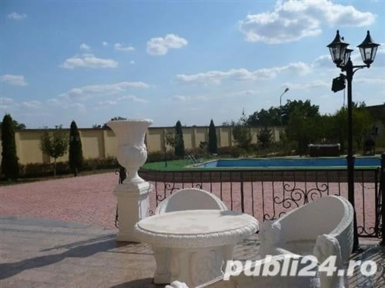 Ag BRASADAS vinde Vila cu 20 camere 836mp UTILI in Izvorani. - Agenția BRASADAS vinde vila cu PISCINA tip PARTER, ETAJ și MANSARDĂ cu un număr total de 20 camere si o suprafata utila de 836mp in Izvorani, Ciolpani. Imobilul se afla intr-o zona linistita, aproape de padure si lacul Snagov si este foarte spatioasa, pretabil pentru hotel, clinica sau diverse alte activități. Puncte apropiate: CASTEL FILM, CENTRUL OLIMPIC SYDNEI, PALATUL SNAGOV, etc. Suprafata imobil: a) Terenul este in suprafata de 4650,24 mp; b) Constructiile: -vila-836,05 mp; -garaj si centrala-97,5 mp; -locuinta de serviciu-99,95 mp; -wc-piscina-29,16 mp; -piscina-74,77 mp; -foisor. _______________________________ Total constructii - 1137.88 mp. Va asteptam la vizionare!, numar etaj: 1, numar camere: 20, numar loc de parcare: 5, numar bai: 5, suprafata utila: 836mp , suprafata totala teren: 4650mp, anul constructiei: 1997 Pentru mai multe oferte accesați www.brasadas.com.