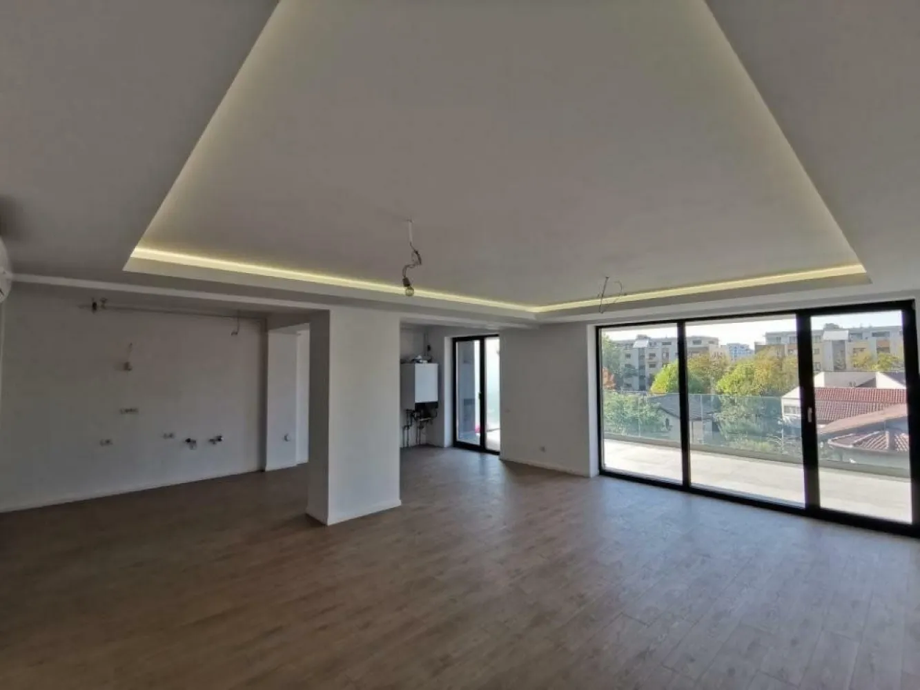 Penthouse 5 camere*parcare subterana*TVA inclus*Cantemir Residence - Se vinde penthouse cu 5 camere intrun bloc boutique cu 3 nivele situat în vecinătatea străzi Erou Iancu Nicolae, accesul se poate face atât din Erou Iancu Nicolae cât şi din Str. Şerban Cantacuzino. - Este ultima unitate locativa rămasă disponibilă! - Se pot achiziţiona şi doua locuri de parcare in subteran( preţul este separat de apartament). - Mijloace de transport în comun: staţie autobuz la 400 m ; Şcolii şi grădinite: Mark Twain International School, British School of Bucharest, Scoala Internationala Olga Gudynn, Kindergarden etc; Supermarket: Lidl, Mega Jollie Ville etc Principalele dotări: Tâmplărie aluminiu Schuco, Încălzire in pardoseala Rehau, Centrală termică Viessman, Ceramica Italia RONDINE, Uşi filomouro Italia, Aer condiţionat Midea, Obiecte sanitare: Hansgrohe şi Kludi, Adăpost ALA ( antiatomic), Lifturi Otis. Va aşteptam la vizionare!