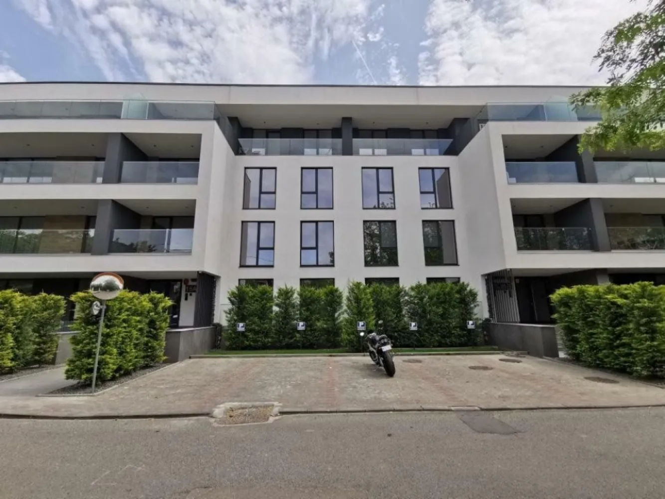 Penthouse 5 camere*parcare subterana*TVA inclus*Cantemir Residence - Se vinde penthouse cu 5 camere intrun bloc boutique cu 3 nivele situat în vecinătatea străzi Erou Iancu Nicolae, accesul se poate face atât din Erou Iancu Nicolae cât şi din Str. Şerban Cantacuzino. - Este ultima unitate locativa rămasă disponibilă! - Se pot achiziţiona şi doua locuri de parcare in subteran( preţul este separat de apartament). - Mijloace de transport în comun: staţie autobuz la 400 m ; Şcolii şi grădinite: Mark Twain International School, British School of Bucharest, Scoala Internationala Olga Gudynn, Kindergarden etc; Supermarket: Lidl, Mega Jollie Ville etc Principalele dotări: Tâmplărie aluminiu Schuco, Încălzire in pardoseala Rehau, Centrală termică Viessman, Ceramica Italia RONDINE, Uşi filomouro Italia, Aer condiţionat Midea, Obiecte sanitare: Hansgrohe şi Kludi, Adăpost ALA ( antiatomic), Lifturi Otis. Va aşteptam la vizionare!