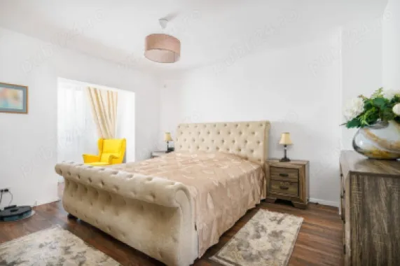 Vand apartament 5 camere ,200mp ,parter + curte proprie 150 mp