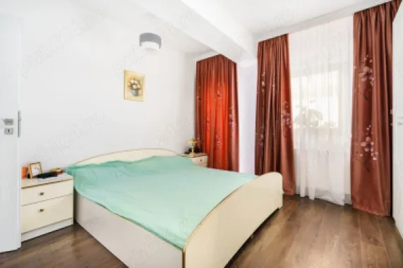 Vand apartament 5 camere ,200mp ,parter + curte proprie 150 mp
