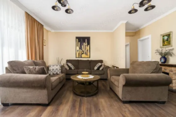 Vand apartament 5 camere ,200mp ,parter + curte proprie 150 mp
