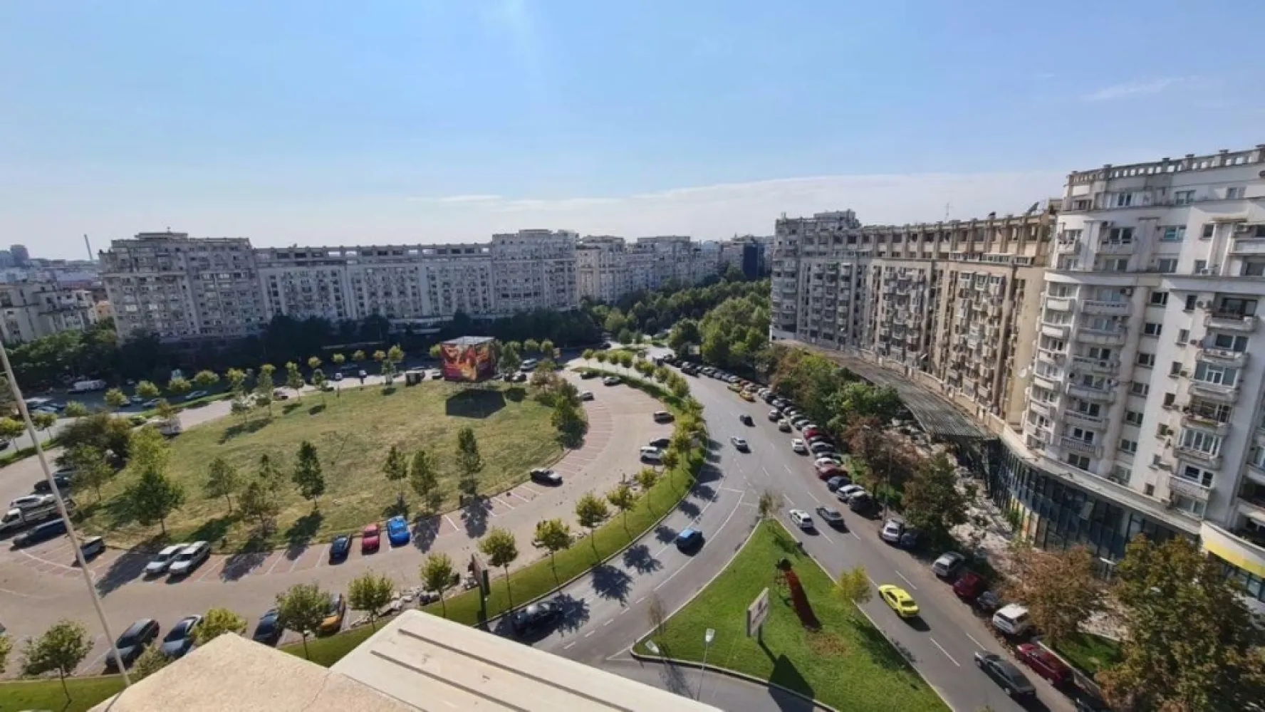 Penthouse, 6 cam, terasă, 160mp utili Piata Alba Iulia. - Apartament foarte spaţios şi luminos, curat, semimobilat, format din unirea a 2 apartamente (2 si 3 camere, plus dependinţe) cu intrare comuna, zona foarte buna pentru locuit sau birouri. 5 camere mari decomandate, un spaţiu central mare, multiple spaţii pentru depozitare/dressing. Acces unic la o terasă de 110 mp care poate fi amenajata. Vedere superbă împrejurimi. Ideal pentru o familie cu copii, spaţiul permite şi amenajarea unui birou separat de restul casei pentru work for home. Zona este verde şi are multiple facilităţi: magazine, clinici medicale, farmacii, bănci, săli de fitness, restaurante, spaţii generoase pentru promenada şi plimbare, străzile şi aleile au fost recent renovate de primărie, parcare publică generoasă chiar în faţa blocului. 150 mp utili in proprietate conform acte cadastrale, total mp utili aproximativ 160. Boxă mare la subsol, în folosinţă.