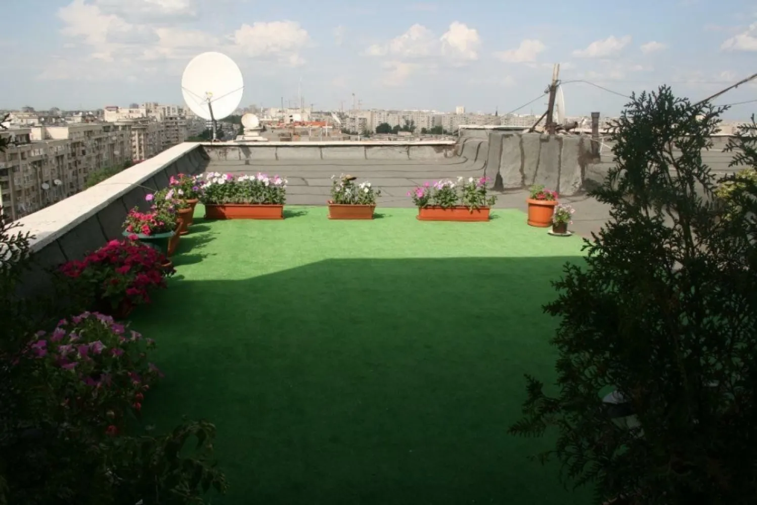 Penthouse, 6 cam, terasă, 160mp utili Piata Alba Iulia. - Apartament foarte spaţios şi luminos, curat, semimobilat, format din unirea a 2 apartamente (2 si 3 camere, plus dependinţe) cu intrare comuna, zona foarte buna pentru locuit sau birouri. 5 camere mari decomandate, un spaţiu central mare, multiple spaţii pentru depozitare/dressing. Acces unic la o terasă de 110 mp care poate fi amenajata. Vedere superbă împrejurimi. Ideal pentru o familie cu copii, spaţiul permite şi amenajarea unui birou separat de restul casei pentru work for home. Zona este verde şi are multiple facilităţi: magazine, clinici medicale, farmacii, bănci, săli de fitness, restaurante, spaţii generoase pentru promenada şi plimbare, străzile şi aleile au fost recent renovate de primărie, parcare publică generoasă chiar în faţa blocului. 150 mp utili in proprietate conform acte cadastrale, total mp utili aproximativ 160. Boxă mare la subsol, în folosinţă.