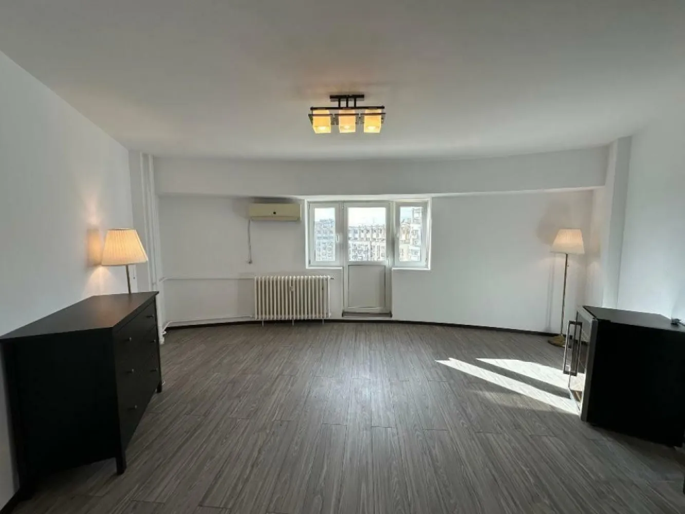 Penthouse, 6 cam, terasă, 160mp utili Piata Alba Iulia. - Apartament foarte spaţios şi luminos, curat, semimobilat, format din unirea a 2 apartamente (2 si 3 camere, plus dependinţe) cu intrare comuna, zona foarte buna pentru locuit sau birouri. 5 camere mari decomandate, un spaţiu central mare, multiple spaţii pentru depozitare/dressing. Acces unic la o terasă de 110 mp care poate fi amenajata. Vedere superbă împrejurimi. Ideal pentru o familie cu copii, spaţiul permite şi amenajarea unui birou separat de restul casei pentru work for home. Zona este verde şi are multiple facilităţi: magazine, clinici medicale, farmacii, bănci, săli de fitness, restaurante, spaţii generoase pentru promenada şi plimbare, străzile şi aleile au fost recent renovate de primărie, parcare publică generoasă chiar în faţa blocului. 150 mp utili in proprietate conform acte cadastrale, total mp utili aproximativ 160. Boxă mare la subsol, în folosinţă.