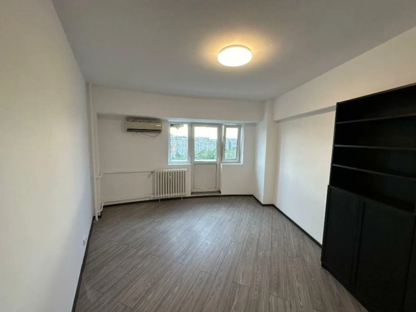 Penthouse, 6 cam, terasă, 160mp utili Piata Alba Iulia. - Apartament foarte spaţios şi luminos, curat, semimobilat, format din unirea a 2 apartamente (2 si 3 camere, plus dependinţe) cu intrare comuna, zona foarte buna pentru locuit sau birouri. 5 camere mari decomandate, un spaţiu central mare, multiple spaţii pentru depozitare/dressing. Acces unic la o terasă de 110 mp care poate fi amenajata. Vedere superbă împrejurimi. Ideal pentru o familie cu copii, spaţiul permite şi amenajarea unui birou separat de restul casei pentru work for home. Zona este verde şi are multiple facilităţi: magazine, clinici medicale, farmacii, bănci, săli de fitness, restaurante, spaţii generoase pentru promenada şi plimbare, străzile şi aleile au fost recent renovate de primărie, parcare publică generoasă chiar în faţa blocului. 150 mp utili in proprietate conform acte cadastrale, total mp utili aproximativ 160. Boxă mare la subsol, în folosinţă.