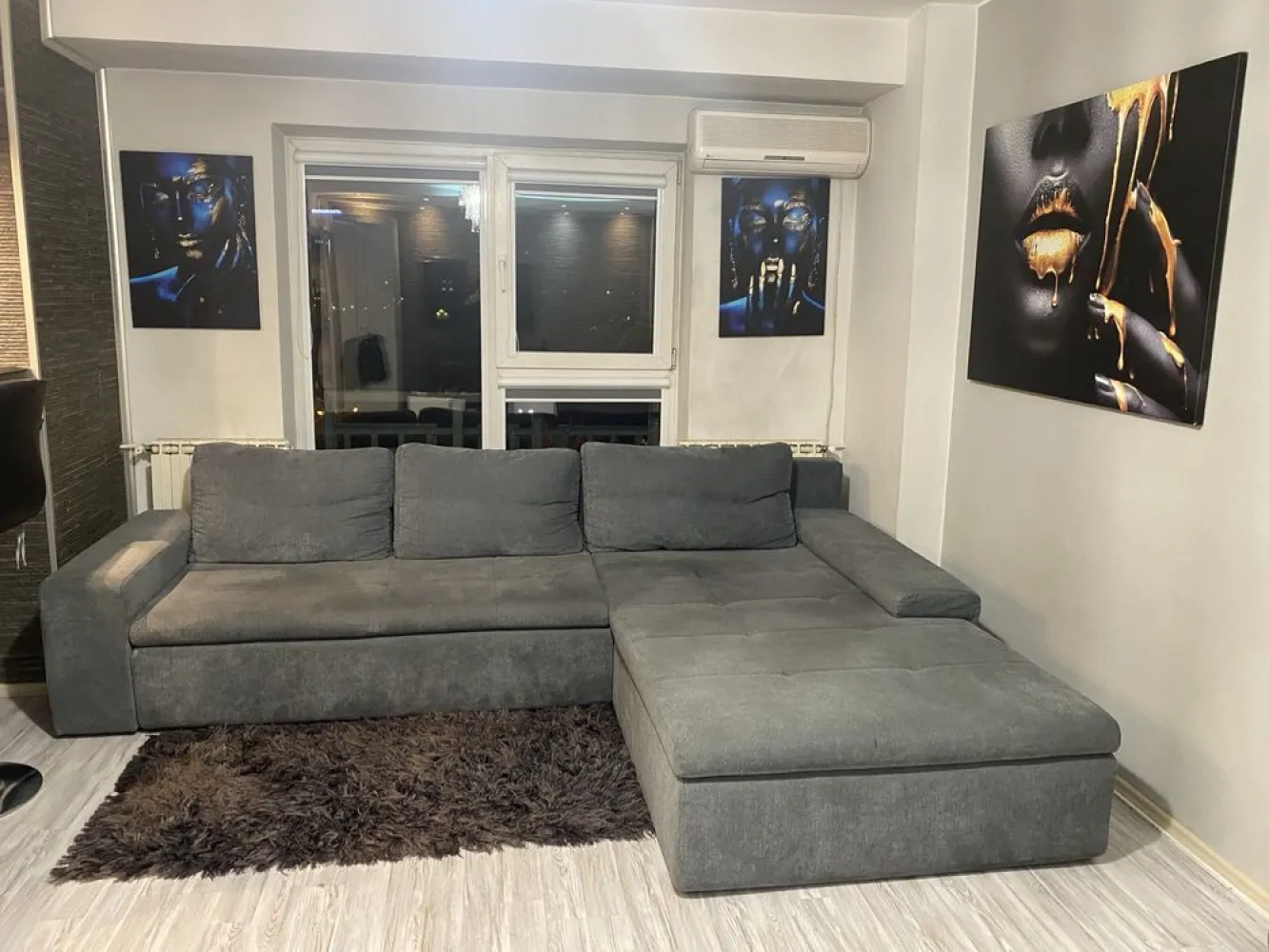 Propietar 2 camere Unirii/O.Goga - Propietar închiriez apartament de 2 camere, decomandat, utllat si mobilat, foarte spatios, stradal cu vedere panoramica spre bd Unirii Apartamentul este situat pe bd Octavian Goga in imediata vecinatate a Camerei de Comert, Biblioteca Nationala si a Tribunalului București