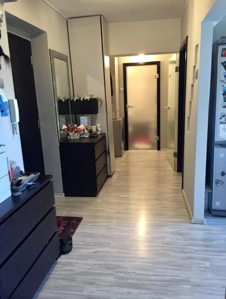 Propietar 2 camere Unirii/O.Goga - Propietar închiriez apartament de 2 camere, decomandat, utllat si mobilat, foarte spatios, stradal cu vedere panoramica spre bd Unirii Apartamentul este situat pe bd Octavian Goga in imediata vecinatate a Camerei de Comert, Biblioteca Nationala si a Tribunalului București