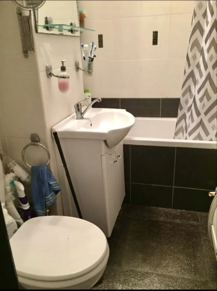 Propietar 2 camere Unirii/O.Goga - Propietar închiriez apartament de 2 camere, decomandat, utllat si mobilat, foarte spatios, stradal cu vedere panoramica spre bd Unirii Apartamentul este situat pe bd Octavian Goga in imediata vecinatate a Camerei de Comert, Biblioteca Nationala si a Tribunalului București