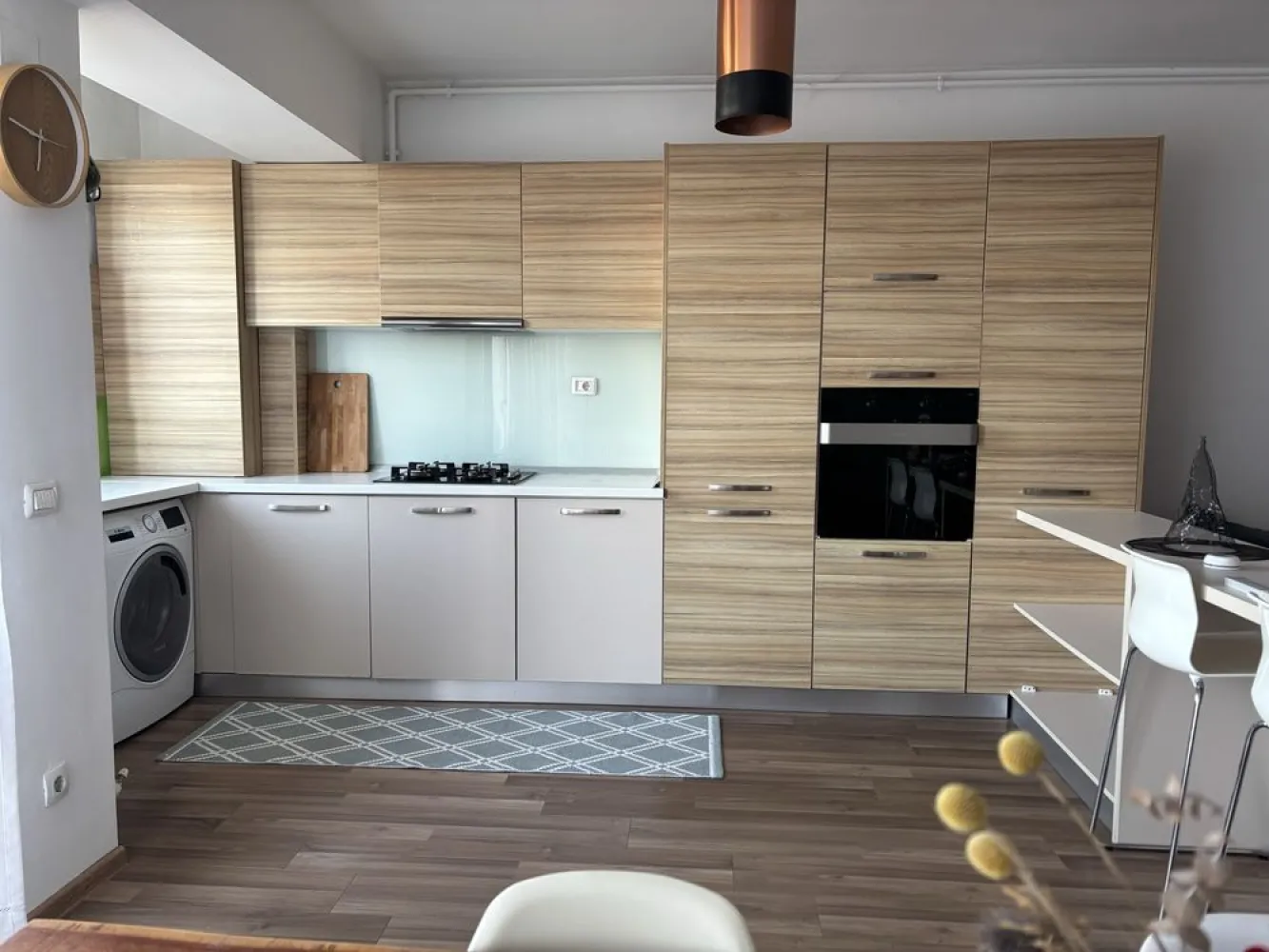 Apartament 2 camere - Inchiriem apartament 2 camere in Amfiteatru Residence La 3 minute de Parcul Lumea Copiilor ( parcul Tineretului) si 8 minute de metrou Ctin Brancoveanu. 600 eur/luna + utilitati si intretinere Poate fi vizionat incepand cu data de 6 Ianuarie. Orice detalii necesare imi puteti scrie in privat.