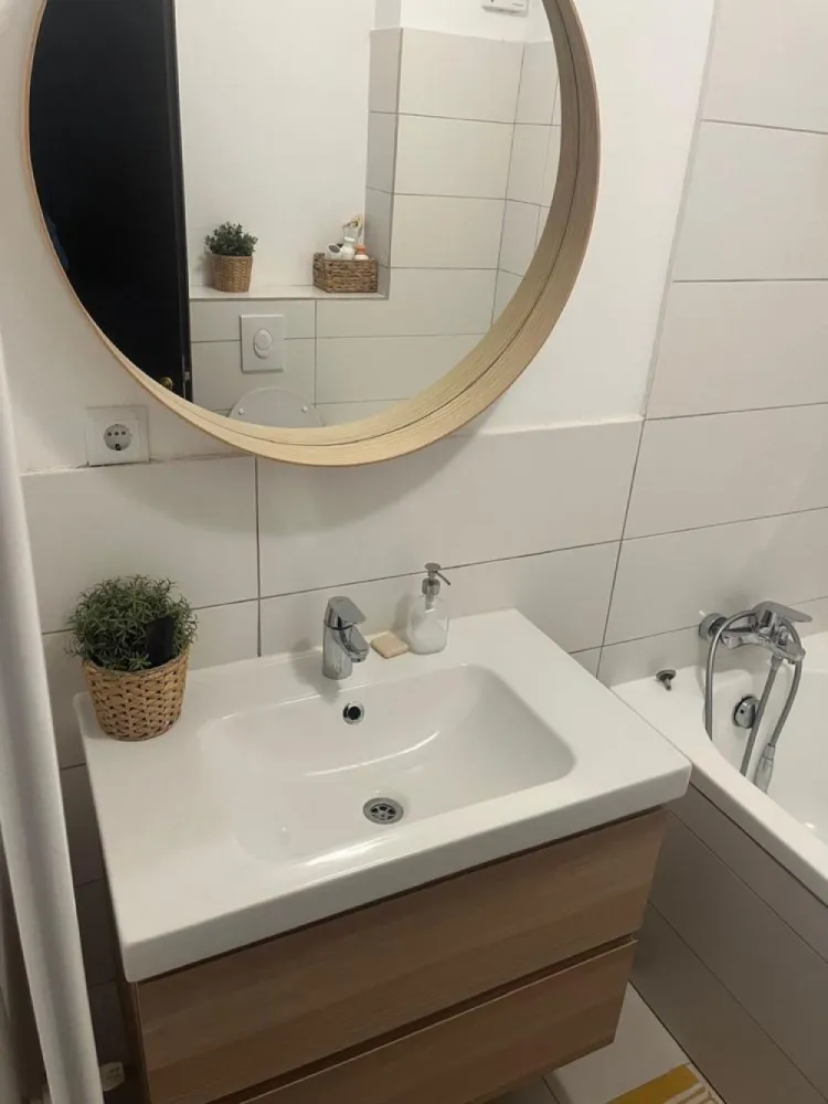 Apartament 2 camere - Inchiriem apartament 2 camere in Amfiteatru Residence La 3 minute de Parcul Lumea Copiilor ( parcul Tineretului) si 8 minute de metrou Ctin Brancoveanu. 600 eur/luna + utilitati si intretinere Poate fi vizionat incepand cu data de 6 Ianuarie. Orice detalii necesare imi puteti scrie in privat.