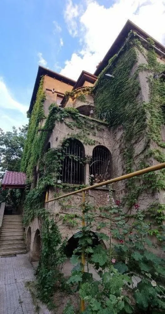 Apartament Floreasca 5 camere proprietar, pozitie superba arhitectura unica - Va propun spre vanzare un apartament cu 5 camere situat intr-o vila interbelica construita in anul 1941 pe una dintre cele mai frumoase si linistite strazi din cartierul Floreasca Apartamentul este dispus pe un etaj intreg la etajul 1 intr-o vila p+2 retras Exclus agentii sau intermediari. Curte libera 400 in care 108 mp sunt in proprietatea acestui apartament indiviziune comuna in care se regasesc brazi , trandafiri tei prun mar nuc cires cais Ca si anexe In proprietatea apartamentului intra 2 boxe la subsol, o camera de depozitare la etajul 2 si o treime din pod precum si spatii de depozitare la demisol+2 locuri de parcare Vila are o arhitectura deosebita fiind proiectata de un architect Italian Apartamentul a fost renovat integral pina la caramida in anul 2016 beneficiind de ultimele inovatii tehnologice Astfel s-au schimbat integral circuitele electrice pe cupru in plus sau tras circuite suplimentare pentru prize , internet si cablu totul fiind marca ABB Termopanele aplicate au fost din lemn de stejar de la firma Biowind, vopsea pereti Dulux Centrala termica Vaillant model 2016 calorifere Kermi Germania incalzire in pardoseala la baie Usile interioare din lemn masiv au fost reconditionate pastrand eleganta ambientala de altadata Usa de la intrare din lemn de stejar masiv cu sculpturi applicate , scara renovate lumina pe senzori interfon Gresie si faianta Marazzi si FAP Ceramiche Obiecte sanitare Vileroy and Boch , Hansgrohe Parchetul de stejar a fost reconditionat in totalitate Pozitia apartamentului de aceste dimensiuni este unica in cartierul Floreasca cu vedere superba inconjurat de verdeata pomi si pasari .practic este situat intre doua parcuri cu vedere la City of Bucharest Structura de rezistenta stalpi de beton , plansee de beton , peretii de caramida grosime 60 cm Apartamentul este inconjurat de 3 balcoane mari Strada este cu sens unic si foarte rar tranzitata datorita amplasarii sensului Nu are risc seismic , legea112 sau alte vicii de natura legala Apartamentul se vinde nemobilat timp eliberare 2 luni Nu colaborez cu agentii .