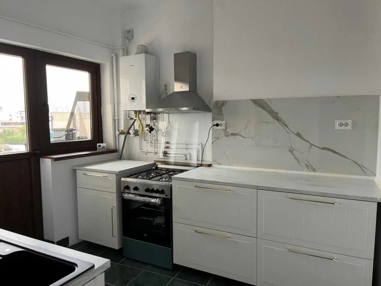 Apartament fermecător și luminos în zona Unirii – 75 mp - Descoperiți o oportunitate unică de a deține un apartament frumos pe strada Parfumului, cu 3 camere plus o cameră de serviciu în inima Bucureștiului, situat în zona Unirii. Acest apartament spațios de 75 mp este inundat de lumină naturală și a fost renovat meticulos pentru a combina farmecul clasic cu confortul modern. Caracteristici cheie: - Locație centrală de top: Situat în zona Unirii, veți fi în epicentrul Bucureștiului, cu acces ușor la toate atracțiile majore, magazine, restaurante și transport public. - Renovare recentă: Apartamentul beneficiază de renovare recenta , iluminat modern și o bucătărie complet renovată, echipată cu electrocasnice noi, inclusiv un aparat de aer condiționat, centrală termică și mașină de spălat cu uscator. - Podea din lemn clasic: Podeaua din lemn adaugă căldură și caracter, completând perfect actualizările moderne. - Spațios și luminos: Planul generos include 3 camere plus o cameră de serviciu ce poate deservi ca birou sau dressing, 2 balcoane, 2 boxe oferind spațiu amplu pentru o locuire confortabilă. Ferestrele mari asigură o luminozitate excelentă în întregul apartament. Vă rugăm să rețineți că clădirea este construită în anul 1946 si este intr-o stare foarte buna fatada fiind renovata recent. Acest aspect este reflectat în preț, oferind o oportunitate incredibilă pentru cumpărătorii cu plata în numerar să investească într-o locație de top la un preț competitiv.