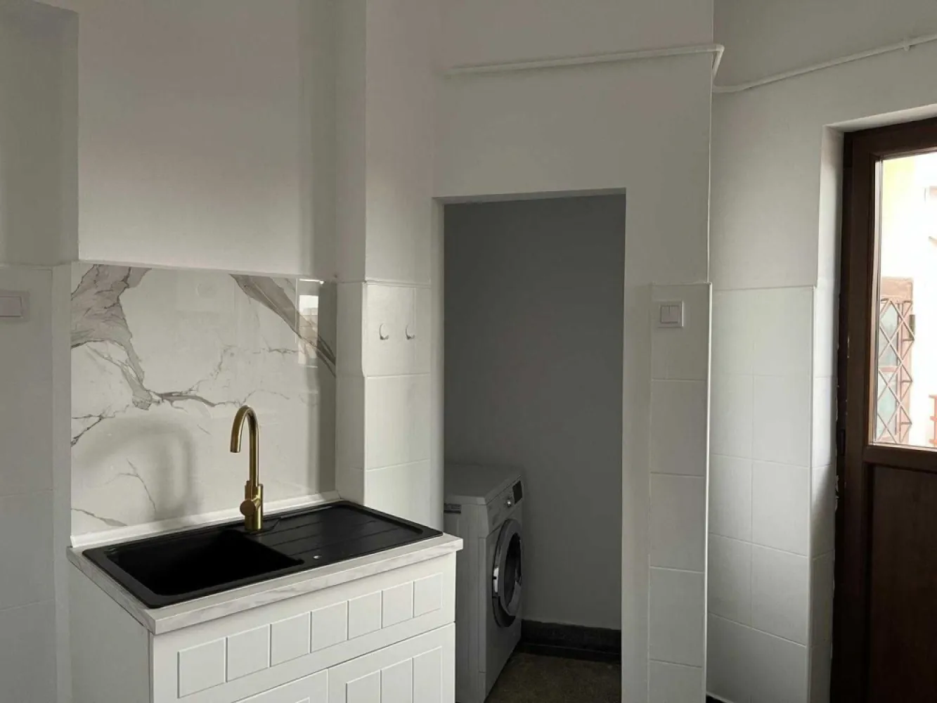 Apartament fermecător și luminos în zona Unirii – 75 mp - Descoperiți o oportunitate unică de a deține un apartament frumos pe strada Parfumului, cu 3 camere plus o cameră de serviciu în inima Bucureștiului, situat în zona Unirii. Acest apartament spațios de 75 mp este inundat de lumină naturală și a fost renovat meticulos pentru a combina farmecul clasic cu confortul modern. Caracteristici cheie: - Locație centrală de top: Situat în zona Unirii, veți fi în epicentrul Bucureștiului, cu acces ușor la toate atracțiile majore, magazine, restaurante și transport public. - Renovare recentă: Apartamentul beneficiază de renovare recenta , iluminat modern și o bucătărie complet renovată, echipată cu electrocasnice noi, inclusiv un aparat de aer condiționat, centrală termică și mașină de spălat cu uscator. - Podea din lemn clasic: Podeaua din lemn adaugă căldură și caracter, completând perfect actualizările moderne. - Spațios și luminos: Planul generos include 3 camere plus o cameră de serviciu ce poate deservi ca birou sau dressing, 2 balcoane, 2 boxe oferind spațiu amplu pentru o locuire confortabilă. Ferestrele mari asigură o luminozitate excelentă în întregul apartament. Vă rugăm să rețineți că clădirea este construită în anul 1946 si este intr-o stare foarte buna fatada fiind renovata recent. Acest aspect este reflectat în preț, oferind o oportunitate incredibilă pentru cumpărătorii cu plata în numerar să investească într-o locație de top la un preț competitiv.