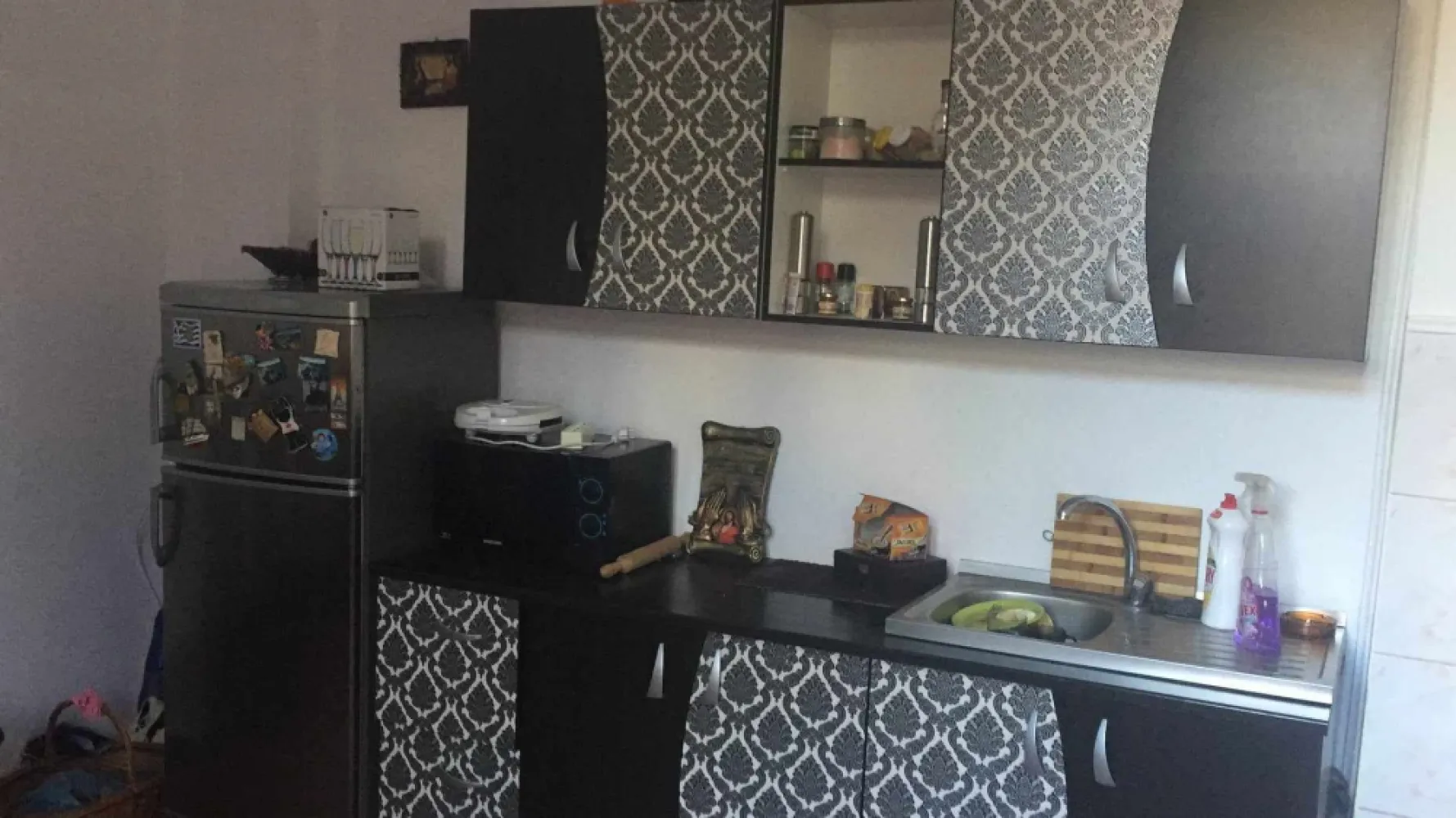 Vand apartament ULTRACENTRAL mosilor - Apartament in vila 120 mp total 85 mp utili compus din 3 camere 2 balcoane baie bucatarie hol ce poate fi facut ca dormitor ca dependinta pod. 50 mp ,gresie, faianta,termopane,usa metalica,aer conditionat, zona mosilor vechi zona centrala linistita .5 minute de piata universitati. Curte comuna . Schimb cu apartament conf 1 plus diferenta