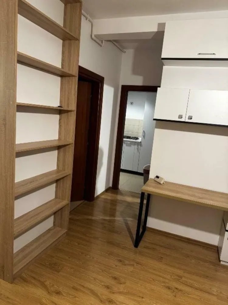 Proprietar - Vand apartament 2 camere mobilat la 5 minute de metrou Jiului - Vand apartament 2 camere, utilat si mobilat complet. Apartamentul este situat la 5 minute de mers pe jos de metrou Jiului si are urmatoarele caracteristici: - Centrala proprie noua - Este situat la etajul 3/3 - 2 aparate de aer conditionat performante - balcon 2 mp deschis - bucataria se vinde cu tot cu electrocasnice (cuptor, plita, frigider cu combina si masina de spalat rufe) - exista foarte multe spatii de depozitare situate in: hol, living, dormitor - plase de tantari la toate geamurile - canapeaua din living este extensibilia - apartamentul are geamuri termopan - usa metalica la intrare - bloc construit in 2014 Pentru orice fel de detalii va rog sa ma contactati! Fara agentii imobiliare, caut si ofer maxima seriozitate!