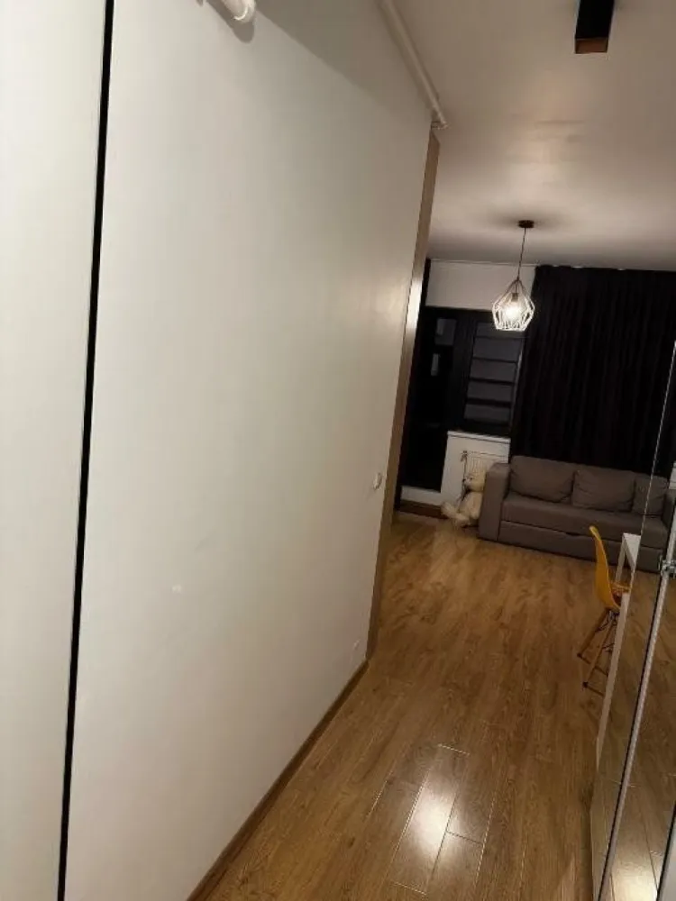 Proprietar - Vand apartament 2 camere mobilat la 5 minute de metrou Jiului - Vand apartament 2 camere, utilat si mobilat complet. Apartamentul este situat la 5 minute de mers pe jos de metrou Jiului si are urmatoarele caracteristici: - Centrala proprie noua - Este situat la etajul 3/3 - 2 aparate de aer conditionat performante - balcon 2 mp deschis - bucataria se vinde cu tot cu electrocasnice (cuptor, plita, frigider cu combina si masina de spalat rufe) - exista foarte multe spatii de depozitare situate in: hol, living, dormitor - plase de tantari la toate geamurile - canapeaua din living este extensibilia - apartamentul are geamuri termopan - usa metalica la intrare - bloc construit in 2014 Pentru orice fel de detalii va rog sa ma contactati! Fara agentii imobiliare, caut si ofer maxima seriozitate!