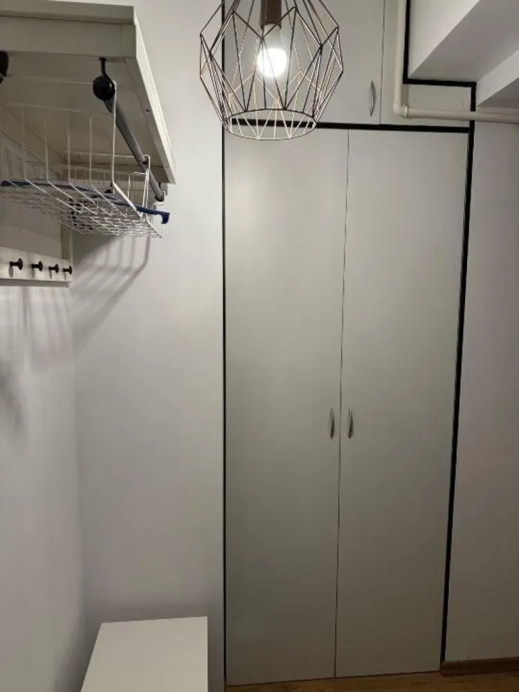 Proprietar - Vand apartament 2 camere mobilat la 5 minute de metrou Jiului - Vand apartament 2 camere, utilat si mobilat complet. Apartamentul este situat la 5 minute de mers pe jos de metrou Jiului si are urmatoarele caracteristici: - Centrala proprie noua - Este situat la etajul 3/3 - 2 aparate de aer conditionat performante - balcon 2 mp deschis - bucataria se vinde cu tot cu electrocasnice (cuptor, plita, frigider cu combina si masina de spalat rufe) - exista foarte multe spatii de depozitare situate in: hol, living, dormitor - plase de tantari la toate geamurile - canapeaua din living este extensibilia - apartamentul are geamuri termopan - usa metalica la intrare - bloc construit in 2014 Pentru orice fel de detalii va rog sa ma contactati! Fara agentii imobiliare, caut si ofer maxima seriozitate!