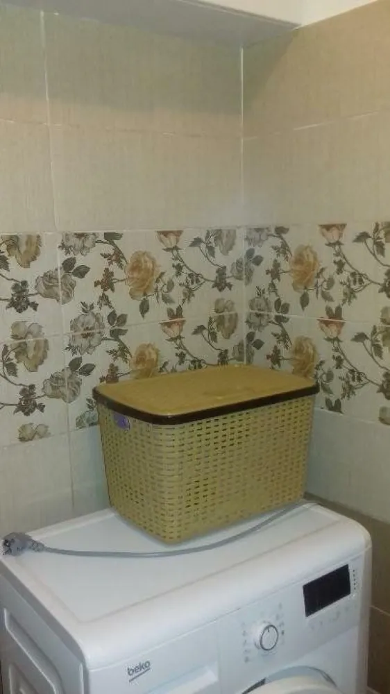 Apartament 2 camere -Aparatorii Patriei - Vand apartament cu 2 camere (living+bucatarie, dormitor, baie, balcon), suprafata de 43 mp+ suprafata indiviza de 15,68 mp, etaj 2, situat in Drumul Cretestilor nr. 98-98A (8 min de statia Aparatorii Patriei). Blocul are o singura scara, cu 5 apartamente pe nivel, avand doar 3 etaje, iar accesul pe strada se face prin bariera, in acest sens, nu există niciun fel de zgomot. Apartamentul a fost construit în 2017, este încadrat, costurile cu utilitatile sunt extrem de mici. Se vinde mobilat si utilat, exact ca in poze,locul de parcare inclus!, Pret de vânzare: 78.000 â‚Ź,usor negociabil.