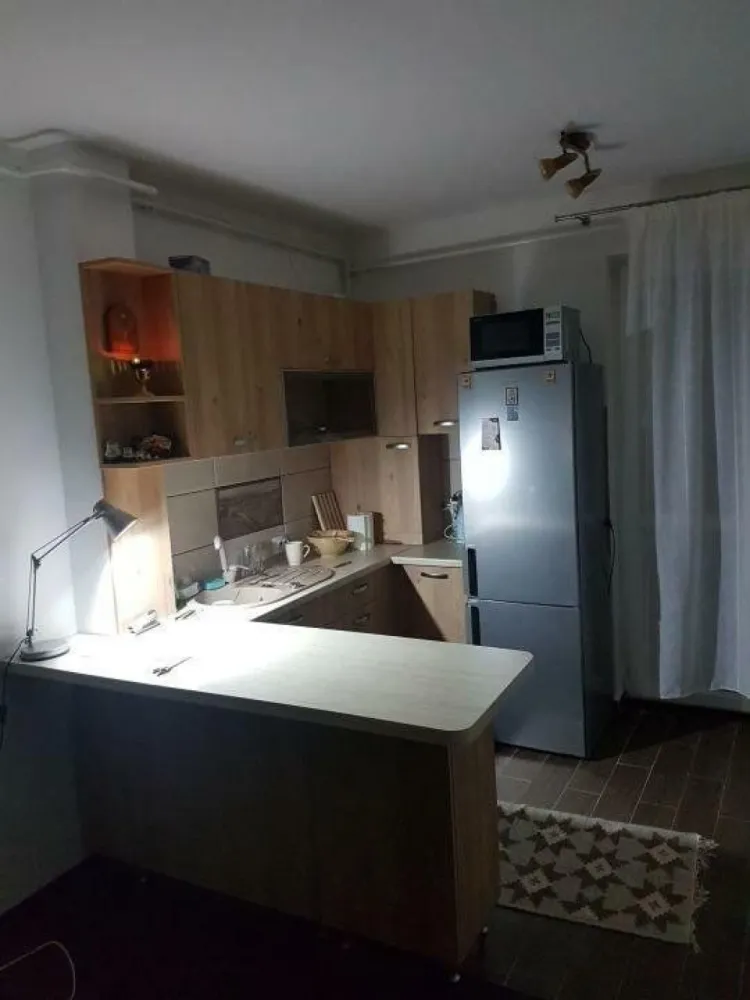 Apartament 2 camere -Aparatorii Patriei - Vand apartament cu 2 camere (living+bucatarie, dormitor, baie, balcon), suprafata de 43 mp+ suprafata indiviza de 15,68 mp, etaj 2, situat in Drumul Cretestilor nr. 98-98A (8 min de statia Aparatorii Patriei). Blocul are o singura scara, cu 5 apartamente pe nivel, avand doar 3 etaje, iar accesul pe strada se face prin bariera, in acest sens, nu există niciun fel de zgomot. Apartamentul a fost construit în 2017, este încadrat, costurile cu utilitatile sunt extrem de mici. Se vinde mobilat si utilat, exact ca in poze,locul de parcare inclus!, Pret de vânzare: 78.000 â‚Ź,usor negociabil.