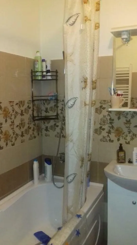 Apartament 2 camere -Aparatorii Patriei - Vand apartament cu 2 camere (living+bucatarie, dormitor, baie, balcon), suprafata de 43 mp+ suprafata indiviza de 15,68 mp, etaj 2, situat in Drumul Cretestilor nr. 98-98A (8 min de statia Aparatorii Patriei). Blocul are o singura scara, cu 5 apartamente pe nivel, avand doar 3 etaje, iar accesul pe strada se face prin bariera, in acest sens, nu există niciun fel de zgomot. Apartamentul a fost construit în 2017, este încadrat, costurile cu utilitatile sunt extrem de mici. Se vinde mobilat si utilat, exact ca in poze,locul de parcare inclus!, Pret de vânzare: 78.000 â‚Ź,usor negociabil.