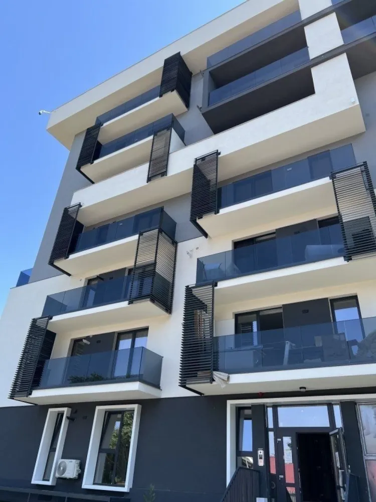 Ag BRASADAS vinde Ap. 2 cam 2025 Et. 1 Straulesti Sect 1. - Agenția BRASADAS vinde apartament 2 camere in imobil NOU cu Bucatarie Inchisa situat in complexul rezidential MAGNOLIA URBAN RESIDENCE. Pretul indicat este pentru apartament nemobilat - etaj 1. Termen predare: ianuarie 2025 Ansamblu rezidential situat in oras, zona urbana definita istoric, strazi asfaltate cu tesatura urbana, trotuare, arbori . La 200 m se afla supermarket Lidl, Kaufland, piata Galeria Straulesti. Statie de autobus la intrerea in complex. Statie de metrou la 15 minute de mers pe jos. Aflat intr-o zona aerisita, cu spatii verzi si ferit de aglomeratia citadina zilnica, datorita infrastructurii transportului urban, ansamblul Magnolia Urban Residence iti ofera acces rapid catre orice zona, fie ca este vorba de centrul orasului sau de cele 2 aeroporturi. www.brasadas.com.