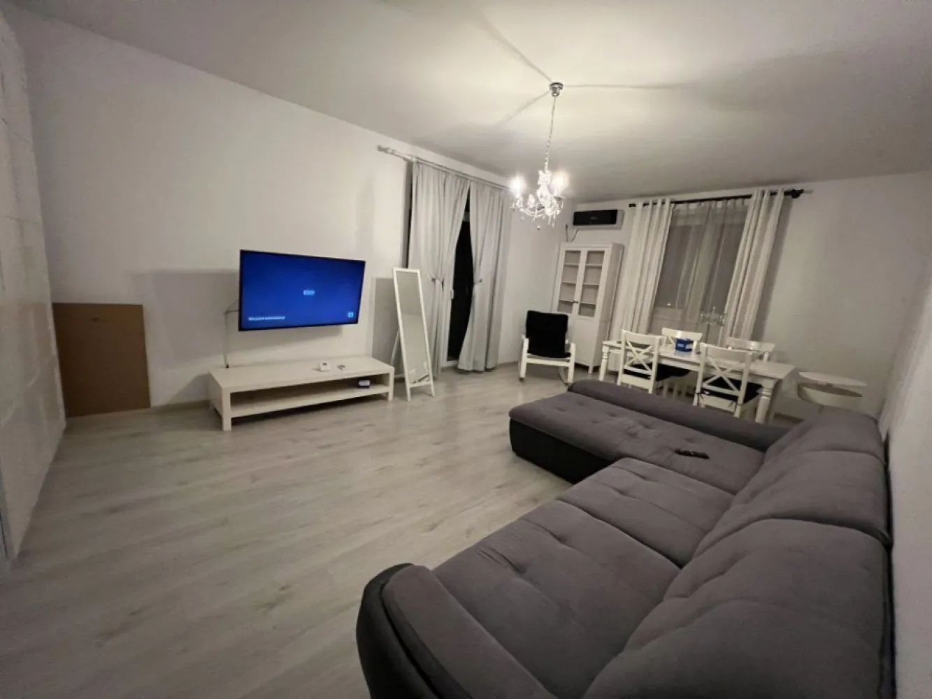 Ag BRASADAS vinde ap 2 cam E3/3 2016 cu parcare zona Fundeni - Agenția BRASADAS vă propune spre vânzare un apartament MODERN şi LUMINOS cu 2 camere, construit în 2016, având o suprafaţă utilă de 57 mp, complet MOBILAT şi UTILAT, cu LOC DE PARCARE, situat într-un cartier rezidenţial liniştit, în imediata apropiere a Spitalului Fundeni. Unul dintre principalele atuuri ale acestui apartament este TERASA proprie impresionantă de 57 mp, amplasată deasupra apartamentului, oferind un spaţiu ideal pentru relaxare şi evenimente în AER LIBER. Terasa este COMPLET UTILATA cu prize, apă, canalizare şi cablu TV, astfel încât să poată fi amenajată după preferinţele dvs., oferind totodată un view superb asupra zonei. Pe lângă TERASA generoasă, apartamentul dispune şi de un BALCON de 14 mp, perfect pentru a savura dimineţile liniştite. În plus, LOCUL DE PARCARE inclus asigură confortul şi accesul facil la locuinţă. Detalii spaţiu: Living: 25,63 mp Dormitor: 11,5 mp Bucătărie: 8,43 mp Hol: 8,41 mp Grup sanitar: 2,73 mp Terasă: 56,69 mp Balcon: 13,87 mp Apartamentul se află la etajul 3 din 3 al unei clădiri construite în 2016, oferind un stil de viaţă confortabil şi modern. Se vinde complet MOBILAT şi ECHIPAT, exact ca în poze, fiind gata pentru a fi LOCUIT IMEDIAT. Localizare: Apartamentul este situat într-o zonă liniştită, predominant rezidenţială, compusă din case, ceea ce asigură un nivel de intimitate ridicat. Totodată, se află în zona Spitalul Fundeni, oferind acces rapid la facilităţi şi servicii importante. Nu rataţi ocazia de a vă muta într-o locuinţă deosebită, cu un spaţiu exterior generos, ideal pentru relaxare şi activităţi în aer liber! Pentru mai multe oferte accesați www.brasadas.com.