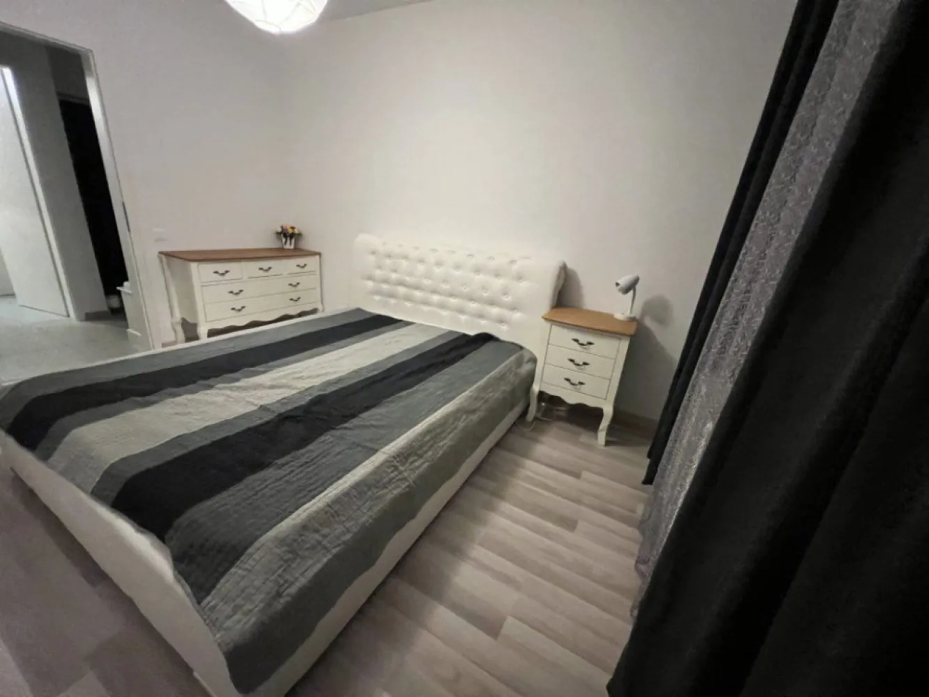 Ag BRASADAS vinde ap 2 cam E3/3 2016 cu parcare zona Fundeni - Agenția BRASADAS vă propune spre vânzare un apartament MODERN şi LUMINOS cu 2 camere, construit în 2016, având o suprafaţă utilă de 57 mp, complet MOBILAT şi UTILAT, cu LOC DE PARCARE, situat într-un cartier rezidenţial liniştit, în imediata apropiere a Spitalului Fundeni. Unul dintre principalele atuuri ale acestui apartament este TERASA proprie impresionantă de 57 mp, amplasată deasupra apartamentului, oferind un spaţiu ideal pentru relaxare şi evenimente în AER LIBER. Terasa este COMPLET UTILATA cu prize, apă, canalizare şi cablu TV, astfel încât să poată fi amenajată după preferinţele dvs., oferind totodată un view superb asupra zonei. Pe lângă TERASA generoasă, apartamentul dispune şi de un BALCON de 14 mp, perfect pentru a savura dimineţile liniştite. În plus, LOCUL DE PARCARE inclus asigură confortul şi accesul facil la locuinţă. Detalii spaţiu: Living: 25,63 mp Dormitor: 11,5 mp Bucătărie: 8,43 mp Hol: 8,41 mp Grup sanitar: 2,73 mp Terasă: 56,69 mp Balcon: 13,87 mp Apartamentul se află la etajul 3 din 3 al unei clădiri construite în 2016, oferind un stil de viaţă confortabil şi modern. Se vinde complet MOBILAT şi ECHIPAT, exact ca în poze, fiind gata pentru a fi LOCUIT IMEDIAT. Localizare: Apartamentul este situat într-o zonă liniştită, predominant rezidenţială, compusă din case, ceea ce asigură un nivel de intimitate ridicat. Totodată, se află în zona Spitalul Fundeni, oferind acces rapid la facilităţi şi servicii importante. Nu rataţi ocazia de a vă muta într-o locuinţă deosebită, cu un spaţiu exterior generos, ideal pentru relaxare şi activităţi în aer liber! Pentru mai multe oferte accesați www.brasadas.com.