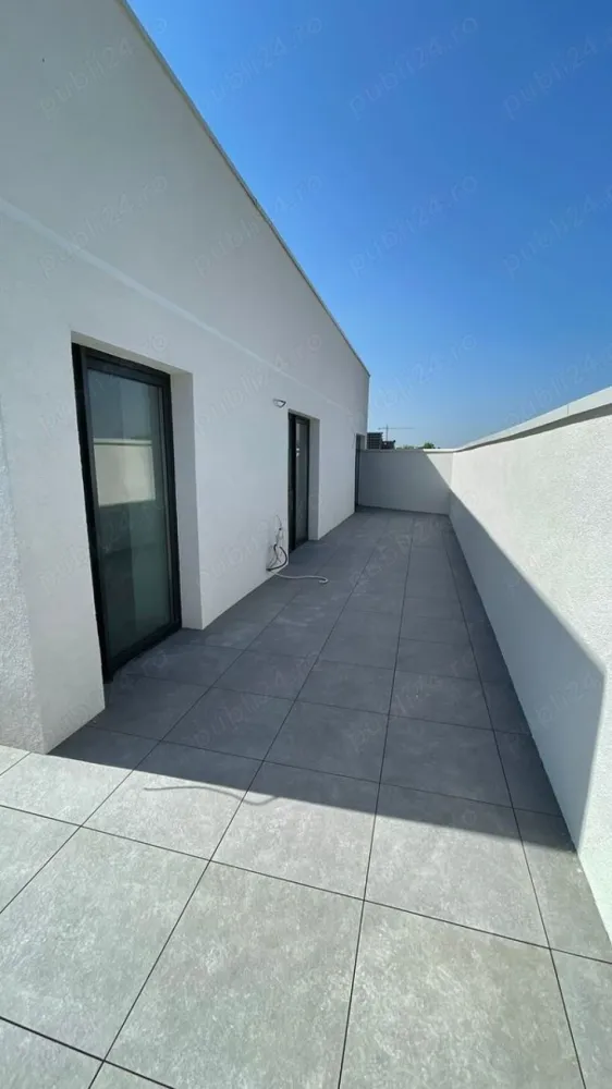 Direct proprietar, Penthouse 4 camere, 3 bai, 120mp utili, terasa 65mp, Unirii - Penthouse-ul se afla la etajul 4, ultimul, dintr-un complex de resedinte noi pozitionat pe o strada linistita unde preponderent sunt vile. Ca si repere ar fi Piata Alba-Iulia si Bd. Unirii la o distanta ce poate fi parcursa in aprox. 3 min de mers pe jos. Suprafata utila este de 120 mp la care se adauga terasa de 65mp. Nu este o suprainaltare adaugata ulterior proiectului, asa cum se intampla de obicei cu penthouse-urile din Bucuresti. Pana la finalizarea complexului ar mai dura 1-2 luni, acum realizandu-se ultimele finisaje. Dispunerea este una excelenta, avand un living spatios de 42mp, 3 dormitoare cu suprafete intre 13 si 17mp, 3 bai, dintre care una este ensuite. Bucataria este de asemenea generoasa, apartamentul dispunand suplimentar si de camara si debara. Tavanul este inalt, 280 cm, creandu-se astfel un spatiu extrem de aerisit. Blocul are lift. Centrala termica este instalata. Achizitia nu presupune niciun comision deoarece anuntul este postat chiar de proprietari.
