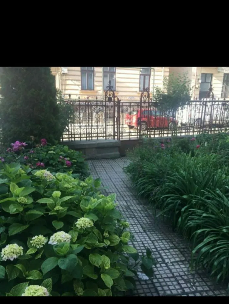 Apartament in vila interbelica, centrul Bucureștiului langa Cișmi - Se vinde apartament cu 3 camere în centrul Bucureștiului ,situat într-o vila interbelica,fara risc seismic ,nerenovat, acesta deține centrala proprie ,se afla la 5 minute de parculul Cișmigiu , pentru mai multe detalii ,va rog sa mă contactați la 07******96