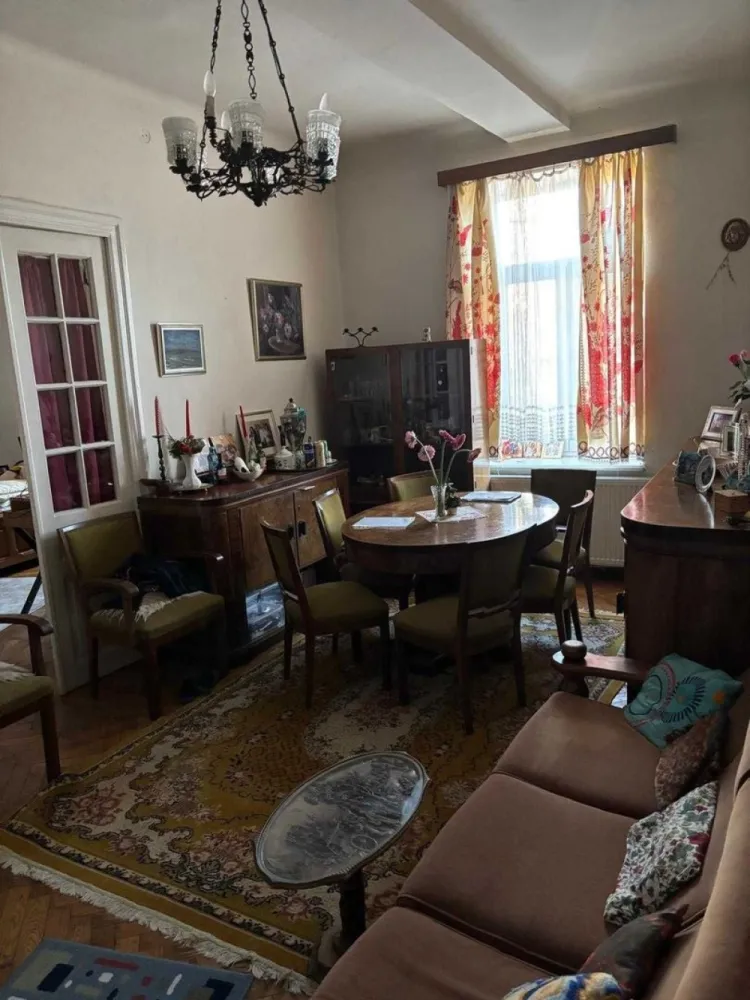 Vand apartament cu 3 camere in Calea Plevnei, zona SPA Orhideea - Apartament de 3 camere, în zona exclusivistă Calea Plevnei – aproape de Spitalul Witting, Gara de Nord și stația de metrou Gara de Nord. Apartamentul dispune de o suprafață generoasă de 76 mp utili precum si cota indiviza de 6,14% din partile si dependintele imobilului si cota de teren in suprafata de 74,90 mp in folosinta, Apartamentul este situat la etajul 1 dintr-un bloc cu demisol, parter, etaj 1 si pod, foarte solid și bine construit în 1936, fără risc seismic, oferind siguranță și eficiență energetică (grosime pereti ext.50 cm). Dotări moderne: Racordat la gaze cu incalzire centrala (de asemenea sobele de teracota s-au pastrat in fiecare camera si sunt functionale), aer condiționat și internet prin fibră optică. Locație premium amplasata pe Calea Plevnei, initial cladirea a apartinut MApN cu acces rapid la puncte de interes majore,SPA si Carrefour Orhideea,statie metrou Regie, într-o zonă prestigioasă și bine cotată din București. Apartamentul mai dispune si de o boxa pe o iesire cu acces spre pod. Iesiri rapide cu auto spre pasaj Podul Grant si pasaj Basarab.