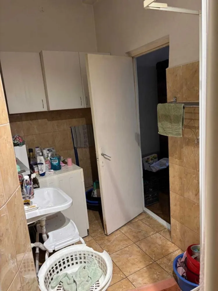 Vand apartament cu 3 camere in Calea Plevnei, zona SPA Orhideea - Apartament de 3 camere, în zona exclusivistă Calea Plevnei – aproape de Spitalul Witting, Gara de Nord și stația de metrou Gara de Nord. Apartamentul dispune de o suprafață generoasă de 76 mp utili precum si cota indiviza de 6,14% din partile si dependintele imobilului si cota de teren in suprafata de 74,90 mp in folosinta, Apartamentul este situat la etajul 1 dintr-un bloc cu demisol, parter, etaj 1 si pod, foarte solid și bine construit în 1936, fără risc seismic, oferind siguranță și eficiență energetică (grosime pereti ext.50 cm). Dotări moderne: Racordat la gaze cu incalzire centrala (de asemenea sobele de teracota s-au pastrat in fiecare camera si sunt functionale), aer condiționat și internet prin fibră optică. Locație premium amplasata pe Calea Plevnei, initial cladirea a apartinut MApN cu acces rapid la puncte de interes majore,SPA si Carrefour Orhideea,statie metrou Regie, într-o zonă prestigioasă și bine cotată din București. Apartamentul mai dispune si de o boxa pe o iesire cu acces spre pod. Iesiri rapide cu auto spre pasaj Podul Grant si pasaj Basarab.