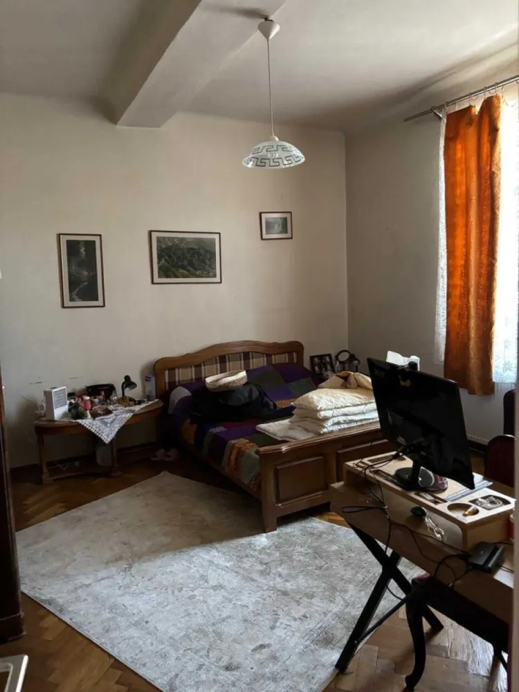Vand apartament cu 3 camere in Calea Plevnei, zona SPA Orhideea - Apartament de 3 camere, în zona exclusivistă Calea Plevnei – aproape de Spitalul Witting, Gara de Nord și stația de metrou Gara de Nord. Apartamentul dispune de o suprafață generoasă de 76 mp utili precum si cota indiviza de 6,14% din partile si dependintele imobilului si cota de teren in suprafata de 74,90 mp in folosinta, Apartamentul este situat la etajul 1 dintr-un bloc cu demisol, parter, etaj 1 si pod, foarte solid și bine construit în 1936, fără risc seismic, oferind siguranță și eficiență energetică (grosime pereti ext.50 cm). Dotări moderne: Racordat la gaze cu incalzire centrala (de asemenea sobele de teracota s-au pastrat in fiecare camera si sunt functionale), aer condiționat și internet prin fibră optică. Locație premium amplasata pe Calea Plevnei, initial cladirea a apartinut MApN cu acces rapid la puncte de interes majore,SPA si Carrefour Orhideea,statie metrou Regie, într-o zonă prestigioasă și bine cotată din București. Apartamentul mai dispune si de o boxa pe o iesire cu acces spre pod. Iesiri rapide cu auto spre pasaj Podul Grant si pasaj Basarab.