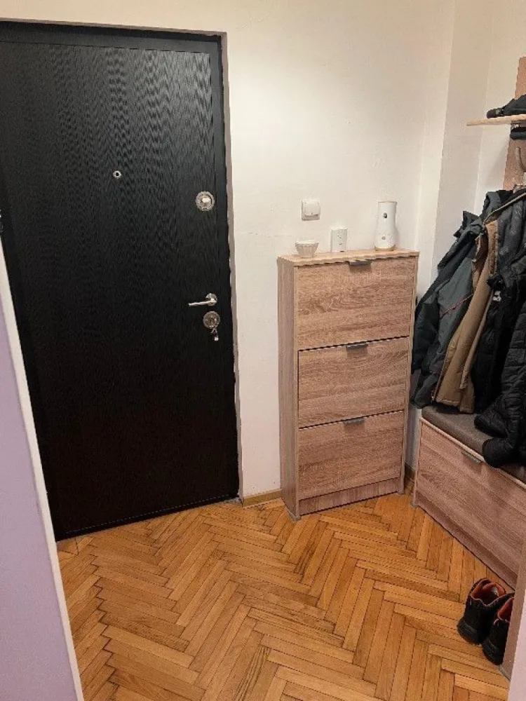 Apartament 3 camere Gradina Icoanei - Se ofera spre vanzare acest apartament, construit in perioada interbelica de arhitectul Marcel Maller, in anul 1939. Pozitionarea este excelenta, la doar 8-9 minute distanta de mers pe jos de Metrou Universitate sau Blocul Scala - Bd. Magheru, 5 minute de Gradina Icoanei, Parcul Ioanid si Teatrul Bulandra, 4 minute de Piata Gemeni si Mega Image Concept. Vederea spre exterior este superba, asupra intregii intersectii, unde regasiti cladiri de patrimoniu deosebite. La iesirea din bloc sunt amplasate 2 statii STB - 16, 605 pe o latura si 311 pe alta latura. Apartamentul are 3 camere, este decomandat, spatios (85 mp utili), dispune de 2 balcoane, o camera de serviciu (in apartament) si centrala proprie noua, precum si de o boxa proprie la subsol. Extrem de versatil, aranajamentul interior este circular, pentru unele spatii existand posibilitate de reconversie din punct de vedere utilitate. Sunt disponibile multe spatii destinate depozitarii, altele putand fi reconfigurate. Toate actele sunt in regula si la zi, exista un singur proprietar, persoana fizica. Imobilul este incadrat RS2, se poate asigura si poate fi inchiriat in regim legal atat pe termen lung cat si pe termen scurt sau in sistem Airbnb. Blocul a fost consolidat la inceputul anilor '80 de catre Institutul Proiect Bucuresti, arhiva institutului fiind detinuta acum de Primaria Generala Bucuresti. Lucrarile de consolidare sunt vizibile atat la exteriorul blocului, in interiorul apartamentelor, dar si in subsol. Va stau la dispozitie telefonic pentru detalii si astept la vizionari. Oferta este deschisa si catre agentii imobiliare sau agenti independenti.
