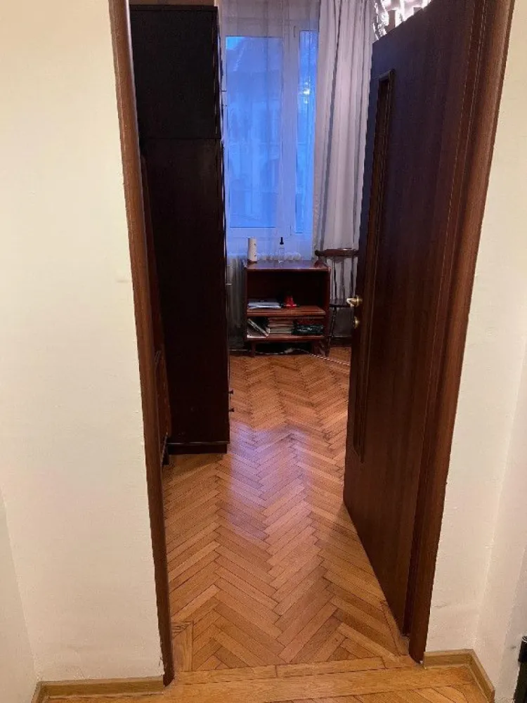 Apartament 3 camere Gradina Icoanei - Se ofera spre vanzare acest apartament, construit in perioada interbelica de arhitectul Marcel Maller, in anul 1939. Pozitionarea este excelenta, la doar 8-9 minute distanta de mers pe jos de Metrou Universitate sau Blocul Scala - Bd. Magheru, 5 minute de Gradina Icoanei, Parcul Ioanid si Teatrul Bulandra, 4 minute de Piata Gemeni si Mega Image Concept. Vederea spre exterior este superba, asupra intregii intersectii, unde regasiti cladiri de patrimoniu deosebite. La iesirea din bloc sunt amplasate 2 statii STB - 16, 605 pe o latura si 311 pe alta latura. Apartamentul are 3 camere, este decomandat, spatios (85 mp utili), dispune de 2 balcoane, o camera de serviciu (in apartament) si centrala proprie noua, precum si de o boxa proprie la subsol. Extrem de versatil, aranajamentul interior este circular, pentru unele spatii existand posibilitate de reconversie din punct de vedere utilitate. Sunt disponibile multe spatii destinate depozitarii, altele putand fi reconfigurate. Toate actele sunt in regula si la zi, exista un singur proprietar, persoana fizica. Imobilul este incadrat RS2, se poate asigura si poate fi inchiriat in regim legal atat pe termen lung cat si pe termen scurt sau in sistem Airbnb. Blocul a fost consolidat la inceputul anilor '80 de catre Institutul Proiect Bucuresti, arhiva institutului fiind detinuta acum de Primaria Generala Bucuresti. Lucrarile de consolidare sunt vizibile atat la exteriorul blocului, in interiorul apartamentelor, dar si in subsol. Va stau la dispozitie telefonic pentru detalii si astept la vizionari. Oferta este deschisa si catre agentii imobiliare sau agenti independenti.