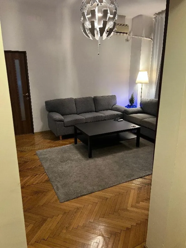 Apartament 3 camere Gradina Icoanei - Se ofera spre vanzare acest apartament, construit in perioada interbelica de arhitectul Marcel Maller, in anul 1939. Pozitionarea este excelenta, la doar 8-9 minute distanta de mers pe jos de Metrou Universitate sau Blocul Scala - Bd. Magheru, 5 minute de Gradina Icoanei, Parcul Ioanid si Teatrul Bulandra, 4 minute de Piata Gemeni si Mega Image Concept. Vederea spre exterior este superba, asupra intregii intersectii, unde regasiti cladiri de patrimoniu deosebite. La iesirea din bloc sunt amplasate 2 statii STB - 16, 605 pe o latura si 311 pe alta latura. Apartamentul are 3 camere, este decomandat, spatios (85 mp utili), dispune de 2 balcoane, o camera de serviciu (in apartament) si centrala proprie noua, precum si de o boxa proprie la subsol. Extrem de versatil, aranajamentul interior este circular, pentru unele spatii existand posibilitate de reconversie din punct de vedere utilitate. Sunt disponibile multe spatii destinate depozitarii, altele putand fi reconfigurate. Toate actele sunt in regula si la zi, exista un singur proprietar, persoana fizica. Imobilul este incadrat RS2, se poate asigura si poate fi inchiriat in regim legal atat pe termen lung cat si pe termen scurt sau in sistem Airbnb. Blocul a fost consolidat la inceputul anilor '80 de catre Institutul Proiect Bucuresti, arhiva institutului fiind detinuta acum de Primaria Generala Bucuresti. Lucrarile de consolidare sunt vizibile atat la exteriorul blocului, in interiorul apartamentelor, dar si in subsol. Va stau la dispozitie telefonic pentru detalii si astept la vizionari. Oferta este deschisa si catre agentii imobiliare sau agenti independenti.