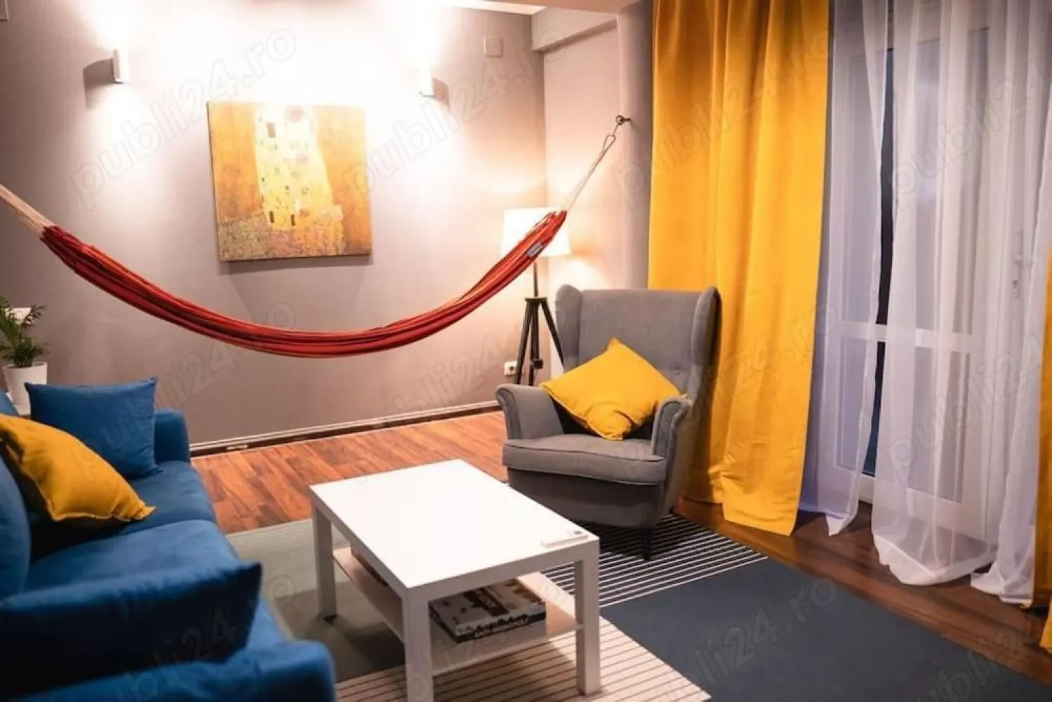 Apartament 3 camere zona Piata Unirii - PROPRIETAR, Piata Unirii (strada Bucur), apartament deosebit in bloc nou, constructie 2010, foarte spațios in sprafata de 123 mp utili. Este împărțit in camera de zi, doua dormitoare, trei bai, bucatarie mare cu spatiu de servit masa, precum si multe spatii de depozitare. Îmbinând într-un mod plăcut clasicul cu modernul, apartamentul este dotat cu finisaje deosebite, mobilier modern, aer condiționat, centrala proprie si bucătărie complet echipata si mobilata. Imobilul se afla intr-o stare excelenta, este poziționat la 10 minute de mers pe jos de Centrul Vechi si metrou Piata Unirii.
