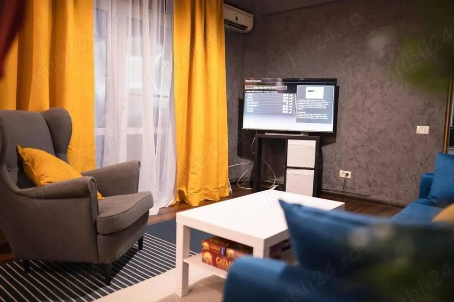Apartament 3 camere zona Piata Unirii - PROPRIETAR, Piata Unirii (strada Bucur), apartament deosebit in bloc nou, constructie 2010, foarte spațios in sprafata de 123 mp utili. Este împărțit in camera de zi, doua dormitoare, trei bai, bucatarie mare cu spatiu de servit masa, precum si multe spatii de depozitare. Îmbinând într-un mod plăcut clasicul cu modernul, apartamentul este dotat cu finisaje deosebite, mobilier modern, aer condiționat, centrala proprie si bucătărie complet echipata si mobilata. Imobilul se afla intr-o stare excelenta, este poziționat la 10 minute de mers pe jos de Centrul Vechi si metrou Piata Unirii.