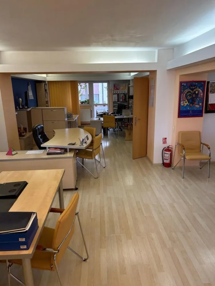 Apartament de vânzare str. Nerva Traian lângă școala 81 - Zonă excelentă, centrală, dar totuși liniștită. Clădire construită în 1998, apartament spațios, 95mp + 22 mp balcon închis și 3 mp balcon deschis cu centrală proprie, baie cu toaletă + toaletă separat, spații largi, deschise. Foarte aproape de metroul Timpuri Noi, stație de tramvai, posibilitate pentru loc de parcare.