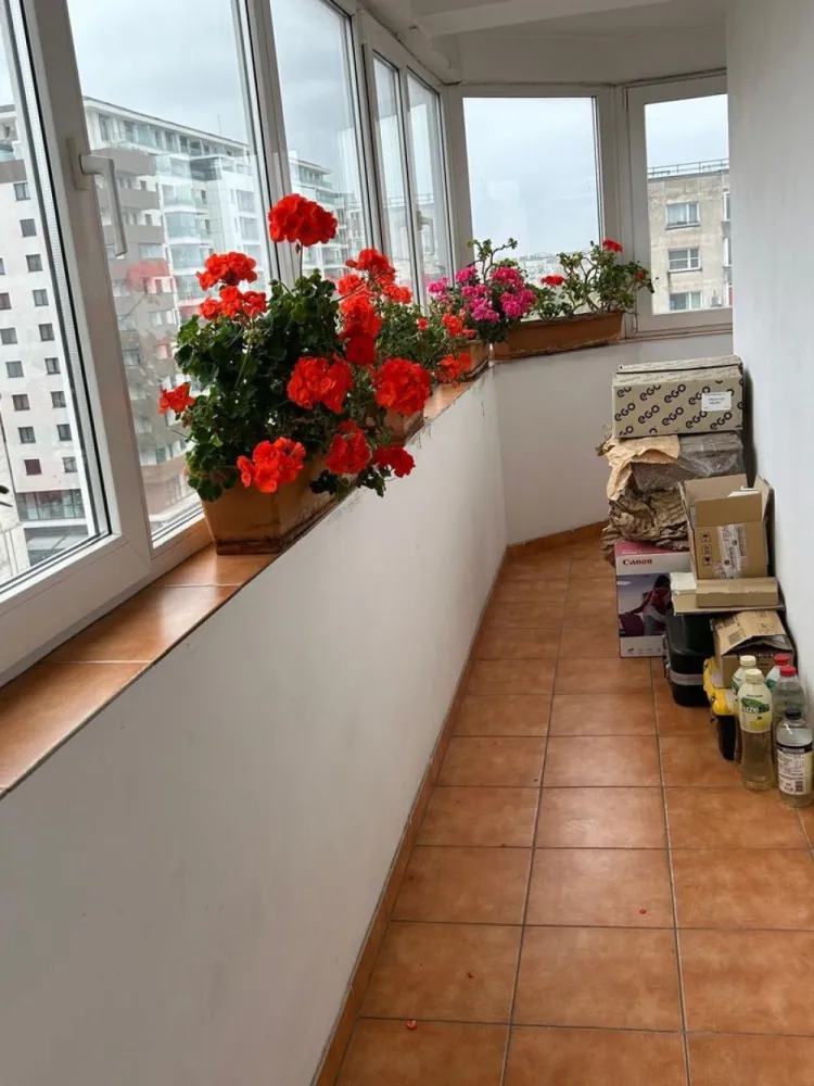 Apartament de vânzare str. Nerva Traian lângă școala 81 - Zonă excelentă, centrală, dar totuși liniștită. Clădire construită în 1998, apartament spațios, 95mp + 22 mp balcon închis și 3 mp balcon deschis cu centrală proprie, baie cu toaletă + toaletă separat, spații largi, deschise. Foarte aproape de metroul Timpuri Noi, stație de tramvai, posibilitate pentru loc de parcare.