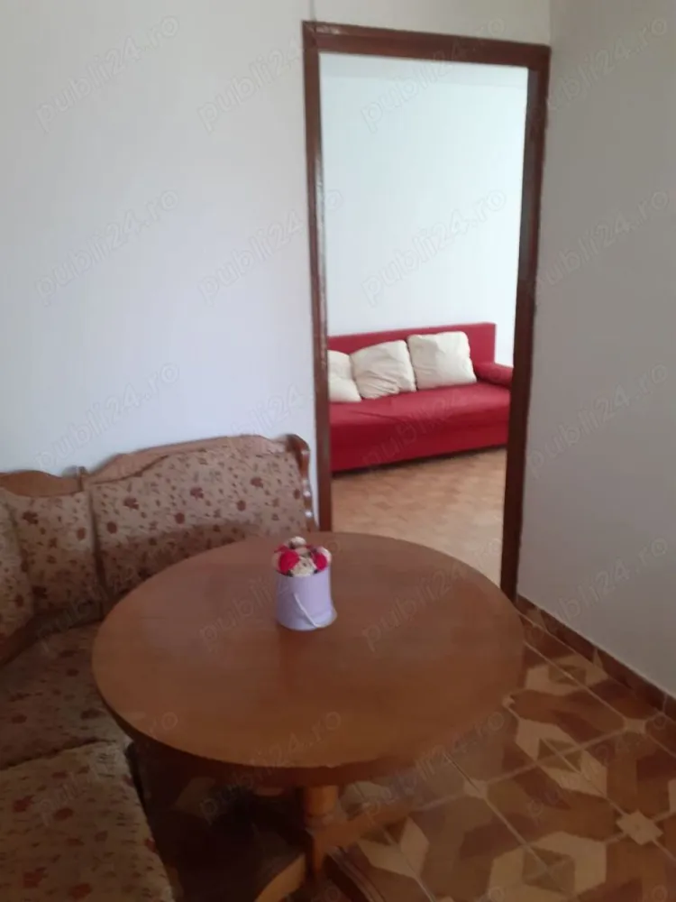 Apartament 3 camere de vanzare pe Bd. Dimitrie Cantemir - Proprietar, vand apartament de 3 camere decomandat, situat pe Bd. Dimitrie Cantemir, în apropierea intersecției cu Bd. Marasesti. Blocul nu este încadrat în nici un grad de risc și este reabilitat termic. Imobilul este stradal, dar apartamentul are vedere din laterala, fiind ferit de zgomotul bulevardului. Camera de zi și unul din dormitoare sunt spre vest, iar restul locuinței spre sud. Baia si bucataria au geam mare, astfel ca se poate aerisi foarte bine. Apartamentul este la etajul 3 7. Suprafata utila totala este de 60,42mp, excluzand suprafețele balcoanelor. Apartamentul are asigurare obligatorie PAD și certificat energetic clasa A. Apartamentul este recent renovat și are de asemenea numeroase îmbunătățiri cum ar fi: centrala termica proprie si hol extins care serveste ca zona de dining. Bucataria este dotata cu centrala termica proprie, plita inox, masina de spalat vase, frigider inox și mobila de bucatarie executata la comanda. Sufrageria este îmbunătățită cu izolatie in interior și contine aparat de aer conditionat. Holul extins este anti-fonat, și este astfel perfect pentru dining. Usa de intrare este dublata pentru extra siguranta (marca Gardesa) si este de asemenea anti-fonica. Cele doua dormitoare au balcoane închise cu geam termopan. Imobilul este la aproximativ 10 și 3 minute de stația de metrou Unirii și Tineretului, precum și de parcurile Tineretului și Carol. În apropiere se afla Scoala Generala 79, C.N. Ion Creanga, C.N. Sincai. Pentru detalii sau vizionari va stăm cu drag la dispoziție la nr de telefon: .