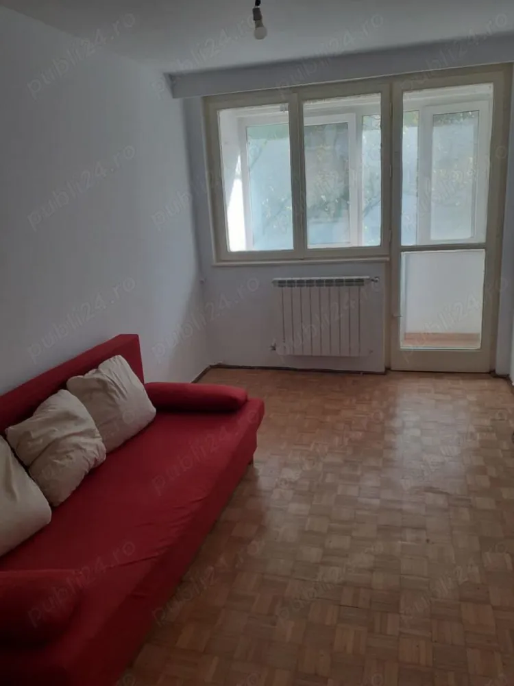 Apartament 3 camere de vanzare pe Bd. Dimitrie Cantemir - Proprietar, vand apartament de 3 camere decomandat, situat pe Bd. Dimitrie Cantemir, în apropierea intersecției cu Bd. Marasesti. Blocul nu este încadrat în nici un grad de risc și este reabilitat termic. Imobilul este stradal, dar apartamentul are vedere din laterala, fiind ferit de zgomotul bulevardului. Camera de zi și unul din dormitoare sunt spre vest, iar restul locuinței spre sud. Baia si bucataria au geam mare, astfel ca se poate aerisi foarte bine. Apartamentul este la etajul 3 7. Suprafata utila totala este de 60,42mp, excluzand suprafețele balcoanelor. Apartamentul are asigurare obligatorie PAD și certificat energetic clasa A. Apartamentul este recent renovat și are de asemenea numeroase îmbunătățiri cum ar fi: centrala termica proprie si hol extins care serveste ca zona de dining. Bucataria este dotata cu centrala termica proprie, plita inox, masina de spalat vase, frigider inox și mobila de bucatarie executata la comanda. Sufrageria este îmbunătățită cu izolatie in interior și contine aparat de aer conditionat. Holul extins este anti-fonat, și este astfel perfect pentru dining. Usa de intrare este dublata pentru extra siguranta (marca Gardesa) si este de asemenea anti-fonica. Cele doua dormitoare au balcoane închise cu geam termopan. Imobilul este la aproximativ 10 și 3 minute de stația de metrou Unirii și Tineretului, precum și de parcurile Tineretului și Carol. În apropiere se afla Scoala Generala 79, C.N. Ion Creanga, C.N. Sincai. Pentru detalii sau vizionari va stăm cu drag la dispoziție la nr de telefon: .