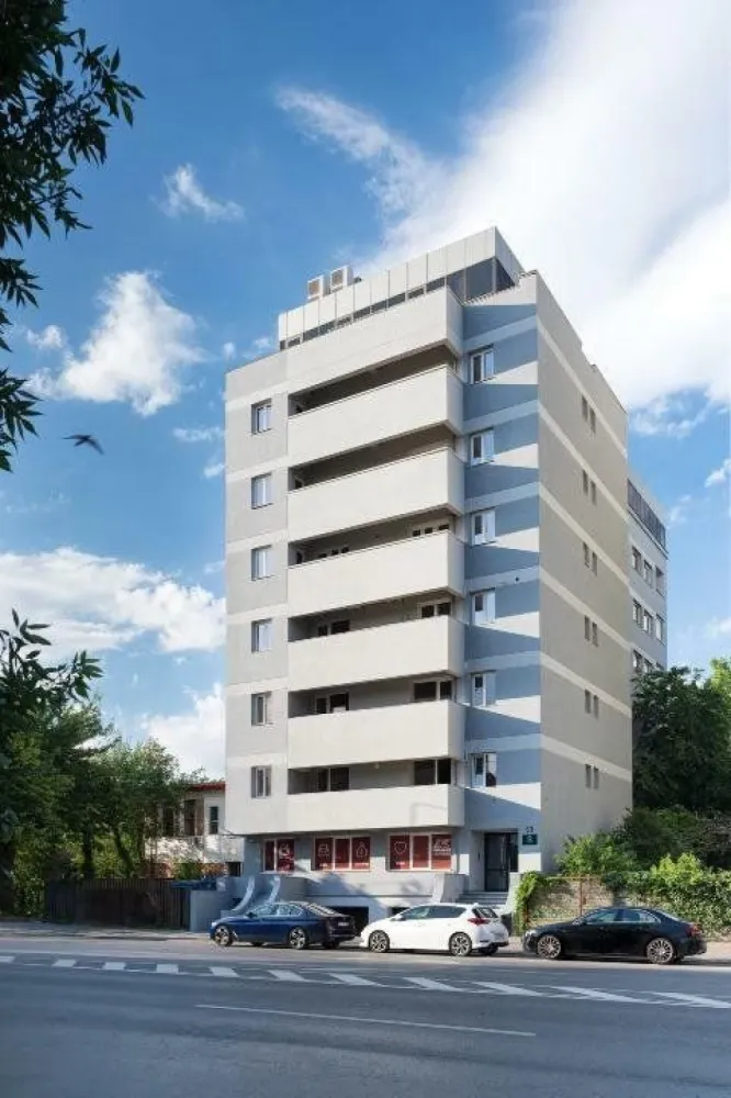 Apartament de lux 300 mp zona Opera RomânÄ/Cotroceni - Verdi Residence - Reşedinţa Verdi, amplasată la etajul 6 şi beneficiind de privelişti panoramice asupra Bucureştiului, îmbină armonios eleganţa contemporană cu confortul exclusivist. Acest apartament luxos, situat pe un întreg etaj, reprezintă alegerea perfectă pentru cei care îşi doresc un stil de viaţă modern şi sofisticat, având acces rapid la toate facilităţile pe care le oferă oraşul. Imobilul este situat pe Calea Plevnei numărul 53 in sectorul 1 la 1.5 kilometri de Piaţa Universităţii, in apropierea Operei Naţionale Române si cu acces direct in parcul Facultăţii de Drept. Imobilul a fost construit in 1994 şi refăcut complet in 2024 inclusiv exteriorul, parcarea, şi toate instalaţiile. Verdi Residence are vederi panoramice unice ale Bucureştiului către Facultatea de Drept, Opera Naţională, Palatul Parlamentului, Catedrala Mântuirii Neamului, Palatul CEC, şi Grand Hotel Bucureşti (fostul Intercontinental). Apartamentul are o suprafaţa utilă de 280 mp cu o suprafaţa construita de 365 mp pe etaj cu patru dormitoare, living, două walk-in dressing, trei băi, baie de serviciu, spălătorie, bucătărie, hol de intrare, şi trei balcoane. Accesul în clădire se face prin holul de 120 mp cu recepţie şi acces controlat prin videointerfon şi cod numeric. Uşa de intrare in apartament este de stejar cu încuietori cu puncte multiple de securitate. Holul de intrare in apartament are mobilier personalizat OVO Design şi placaje de ceramică Italia de mari dimensiuni. Tâmplărie exterioara nouă SchĂźco cu panouri triple de sticla şi gaz argon, şi pervaze exterioare de piatra Vratza. Încălzire cu apa caldă din centrala cu gas a clădirii şi două cazane redundante. Radiatoarele de fonta au termostat individual cu afişaj digital de temperatură. Răcire cu aer condiţionat central Samsung WindFree cu unităţi încastrate în tavane, control Wi-Fi şi unitate centrală situată pe acoperişul imobilului. Toate camerele au parchet de stejar triplu stratificat. Placaje de ceramică Italia de mari dimensiuni şi Bisazza in băi şi bucătărie. Uşi interioare Filomuro cu feronerie italiană. Vopsea multi-strat Benjamin Moore şi Caparol in toate încăperile. Cablaj pentru televiziune şi Internet CAT5. Prize şi întrerupătoare Gewiss Chorus One. Bucătărie are 30 mp cu un perete de sticla cu vedere panoramică, şi complet mobilată şi echipată. Mobilier personalizat OVO Design, insulă şi blaturi Staron, echipamente de bucătărie semi-profesionale Franke, frigider Samsung (650l), şi frigider de vinuri incorporat. Băi cu geamuri exterioare, inclusiv cu vedere panoramică şi încălzire în pardoseala cu termostat individual. Placaje de ceramică Italia de mari dimensiuni cu plăci de 120 x 240 cm. Chiuvete Vileroy & Boch, Flaminia şi robineţi Hansgrohe, Grohe şi Blaufoss. Iluminare tavane Barisol cu oglinzi si aplice de perete instalate. Mobilier personalizat OVO Design, cabine de duş cu pereţi de sticlă securizată, anti-strop şi echipate complet, cadă de baie, vase de WC cu spălare Ineo sau clasice Vileroy & Boch. Walk-in dressing cu mobilier personalizat şi corpuri de iluminat. Cameră de spălătorie cu conexiuni pentru maşina de spălat şi uscător cu instalare suprapusă. Terasa livingul este închisă cu foi de sticlă mobile pentru a fi utilizată tot anul. Randările sunt realizate in scop de ilustrare cu mobilier care poate fi furnizat la cerere contra cost. Vizitati operparkresidences.ro pentru un tur virtual şi detalii suplimentare.