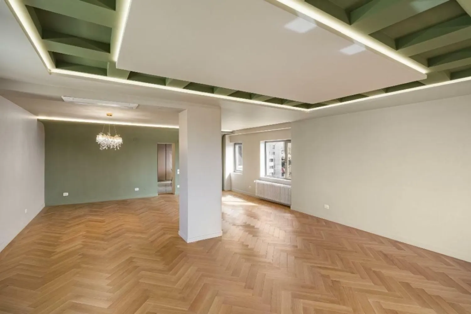 Apartament de lux 300 mp zona Opera RomânÄ/Cotroceni - Verdi Residence - Reşedinţa Verdi, amplasată la etajul 6 şi beneficiind de privelişti panoramice asupra Bucureştiului, îmbină armonios eleganţa contemporană cu confortul exclusivist. Acest apartament luxos, situat pe un întreg etaj, reprezintă alegerea perfectă pentru cei care îşi doresc un stil de viaţă modern şi sofisticat, având acces rapid la toate facilităţile pe care le oferă oraşul. Imobilul este situat pe Calea Plevnei numărul 53 in sectorul 1 la 1.5 kilometri de Piaţa Universităţii, in apropierea Operei Naţionale Române si cu acces direct in parcul Facultăţii de Drept. Imobilul a fost construit in 1994 şi refăcut complet in 2024 inclusiv exteriorul, parcarea, şi toate instalaţiile. Verdi Residence are vederi panoramice unice ale Bucureştiului către Facultatea de Drept, Opera Naţională, Palatul Parlamentului, Catedrala Mântuirii Neamului, Palatul CEC, şi Grand Hotel Bucureşti (fostul Intercontinental). Apartamentul are o suprafaţa utilă de 280 mp cu o suprafaţa construita de 365 mp pe etaj cu patru dormitoare, living, două walk-in dressing, trei băi, baie de serviciu, spălătorie, bucătărie, hol de intrare, şi trei balcoane. Accesul în clădire se face prin holul de 120 mp cu recepţie şi acces controlat prin videointerfon şi cod numeric. Uşa de intrare in apartament este de stejar cu încuietori cu puncte multiple de securitate. Holul de intrare in apartament are mobilier personalizat OVO Design şi placaje de ceramică Italia de mari dimensiuni. Tâmplărie exterioara nouă SchĂźco cu panouri triple de sticla şi gaz argon, şi pervaze exterioare de piatra Vratza. Încălzire cu apa caldă din centrala cu gas a clădirii şi două cazane redundante. Radiatoarele de fonta au termostat individual cu afişaj digital de temperatură. Răcire cu aer condiţionat central Samsung WindFree cu unităţi încastrate în tavane, control Wi-Fi şi unitate centrală situată pe acoperişul imobilului. Toate camerele au parchet de stejar triplu stratificat. Placaje de ceramică Italia de mari dimensiuni şi Bisazza in băi şi bucătărie. Uşi interioare Filomuro cu feronerie italiană. Vopsea multi-strat Benjamin Moore şi Caparol in toate încăperile. Cablaj pentru televiziune şi Internet CAT5. Prize şi întrerupătoare Gewiss Chorus One. Bucătărie are 30 mp cu un perete de sticla cu vedere panoramică, şi complet mobilată şi echipată. Mobilier personalizat OVO Design, insulă şi blaturi Staron, echipamente de bucătărie semi-profesionale Franke, frigider Samsung (650l), şi frigider de vinuri incorporat. Băi cu geamuri exterioare, inclusiv cu vedere panoramică şi încălzire în pardoseala cu termostat individual. Placaje de ceramică Italia de mari dimensiuni cu plăci de 120 x 240 cm. Chiuvete Vileroy & Boch, Flaminia şi robineţi Hansgrohe, Grohe şi Blaufoss. Iluminare tavane Barisol cu oglinzi si aplice de perete instalate. Mobilier personalizat OVO Design, cabine de duş cu pereţi de sticlă securizată, anti-strop şi echipate complet, cadă de baie, vase de WC cu spălare Ineo sau clasice Vileroy & Boch. Walk-in dressing cu mobilier personalizat şi corpuri de iluminat. Cameră de spălătorie cu conexiuni pentru maşina de spălat şi uscător cu instalare suprapusă. Terasa livingul este închisă cu foi de sticlă mobile pentru a fi utilizată tot anul. Randările sunt realizate in scop de ilustrare cu mobilier care poate fi furnizat la cerere contra cost. Vizitati operparkresidences.ro pentru un tur virtual şi detalii suplimentare.