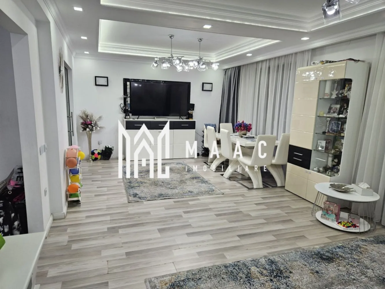 Casa superba | Selimbar Sibiu | 210 MPU - Casă impresionanta în Șelimbăr – Duplex spațios, modern și complet utilat! Maac Imobiliare propune spre vanzare o casa minunata pentru familie, într-o zonă liniștită, aproape de oraș, dar ferită de agitația urbană! Această casă tip duplex unifamilial este gata să devină acasă pentru tine și cei dragi! Suprafață construită: 210 mp Compartimentare: S + P + E + Pod An construcție: 2016 Compartimentare inteligentă și spații generoase: Subsol: Pivniță încăpătoare Terasă închisă cu tâmplărie termopan – perfectă pentru depozitare sau relaxare Parter: Living luminos și primitor Hol cu scară interioară Baie de serviciu Debara pentru depozitare Bucătărie complet mobilată și utilată, cu acces direct în terasa exterioară și pivniță Etaj: 3 dormitoare spațioase 2 băi moderne Garderobă practică Hol generos și două balcoane Acces la un pod înalt (2.20 m), amenajat, ideal pentru spațiu suplimentar Exterior amenajat cu grijă: Curte pavată, ideală pentru relaxare sau activități cu familia Zonă verde cu gazon și gard împrejmuit – intimitate totală Terasă exterioară perfectă pentru seri de vară Locuri de parcare pentru 2 mașini în curtea proprie Avantaje cheie: Casă modernă, solid construită Spații optimizate pentru confortul familiei Curte proprie – loc ideal pentru relaxare Locație excelentă – acces rapid spre Sibiu și facilități urbane Pentru mai multe detalii va rugam specificati telefonic ID: CP2718629 }}